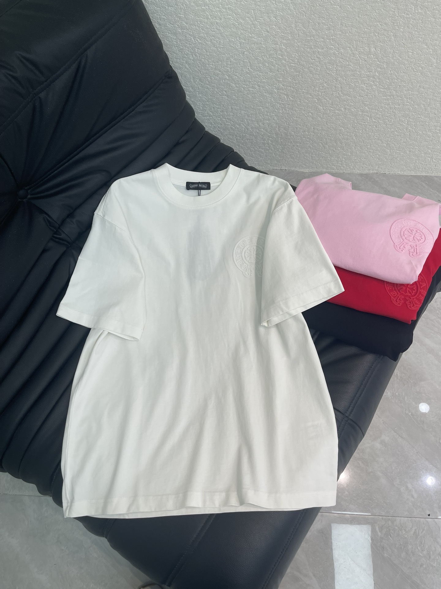 NO:738526,Chrome Hearts* Chrome Hearts 26 new short-sleeved T-shirt with horseshoe three-dimensional embroidery letters. Pure cotton washed distressing process. The washed fabric is not limited to basic colors, but also has rich distressed effects to meet different style needs. The fabric is breathable and comfortable, and the design is unique. It integrates the brand's fashion elements and makes people feel a unique artistic charm and cultural heritage. This T-shirt can make you the focus, easily control various styles, and show your personal charm. OS large version, same style for men and women!  S-XL,,chrome hearts,chrome hearts,T-shirt,tees,t-shirt,19860909Chrome Hearts*克罗心26新款马蹄立体刺绣字母短袖T恤.纯棉水洗做旧工艺, 水洗面料不仅限于基础色彩,更有丰富的 做旧效果,满足不同风格需求.面料透气舒适,设计独特,融合了品牌的时尚元素,让人感受到一种独特的艺术魅力与文化底蕴.这款T恤都能让你成为焦点,轻松驾驭各种风格,展现个性魅力.OS大版型,男女同款！S-XL,,chrome hearts,chrome hearts,T-shirt,tees，t-shirt,,Women's clothing