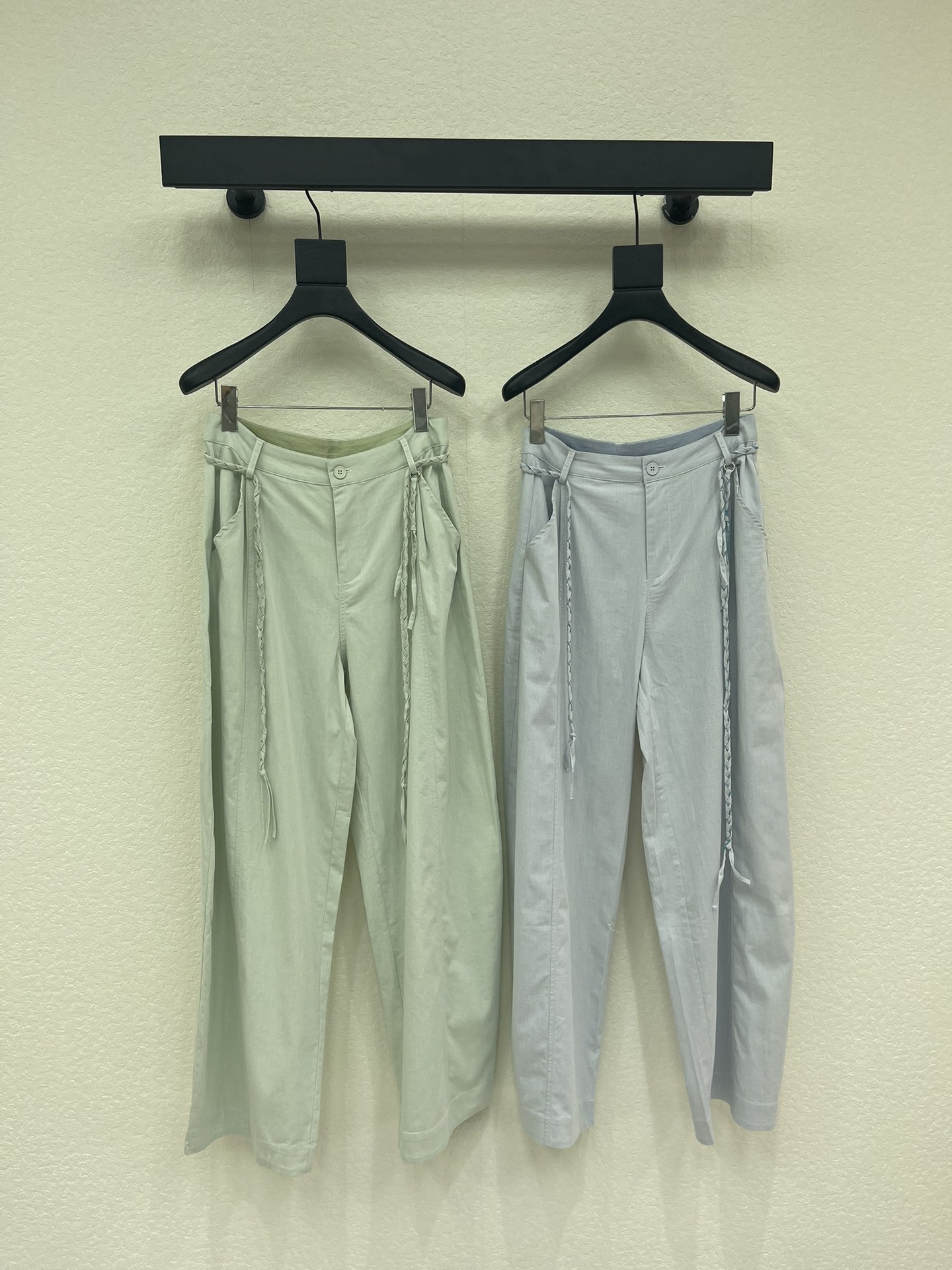 NO:738984,Designer's 26 new style simple Chinese-style waist chain casual pants, large-tube flowing pants, versatile and high-end colors, braided braided belt, full of high-end casual feeling, visual feast, a must-have versatile item for all seasons, custom-made fabrics, great texture, full of lazy style, a must-have artifact for goddesses!  The version is versatile and not picky, the lines are elongated and the proportions are so beautiful that you don’t want to miss it!  The quality of workmanship depends on the details SML A,,19860909设计师款26新款简约国风腰链休闲裤大筒飘逸裤 颜色百搭高级 编织麻花辫腰带 尽显高级随意感 视觉盛宴 四季必入的百搭单品 订制面料,质感巨好 慵懒范儿十足 女神必入神器！ 版型百搭不挑人 拉长线条比例 上身美的不要不要的！ 做工品质看细节 SML A,,,Women's clothing