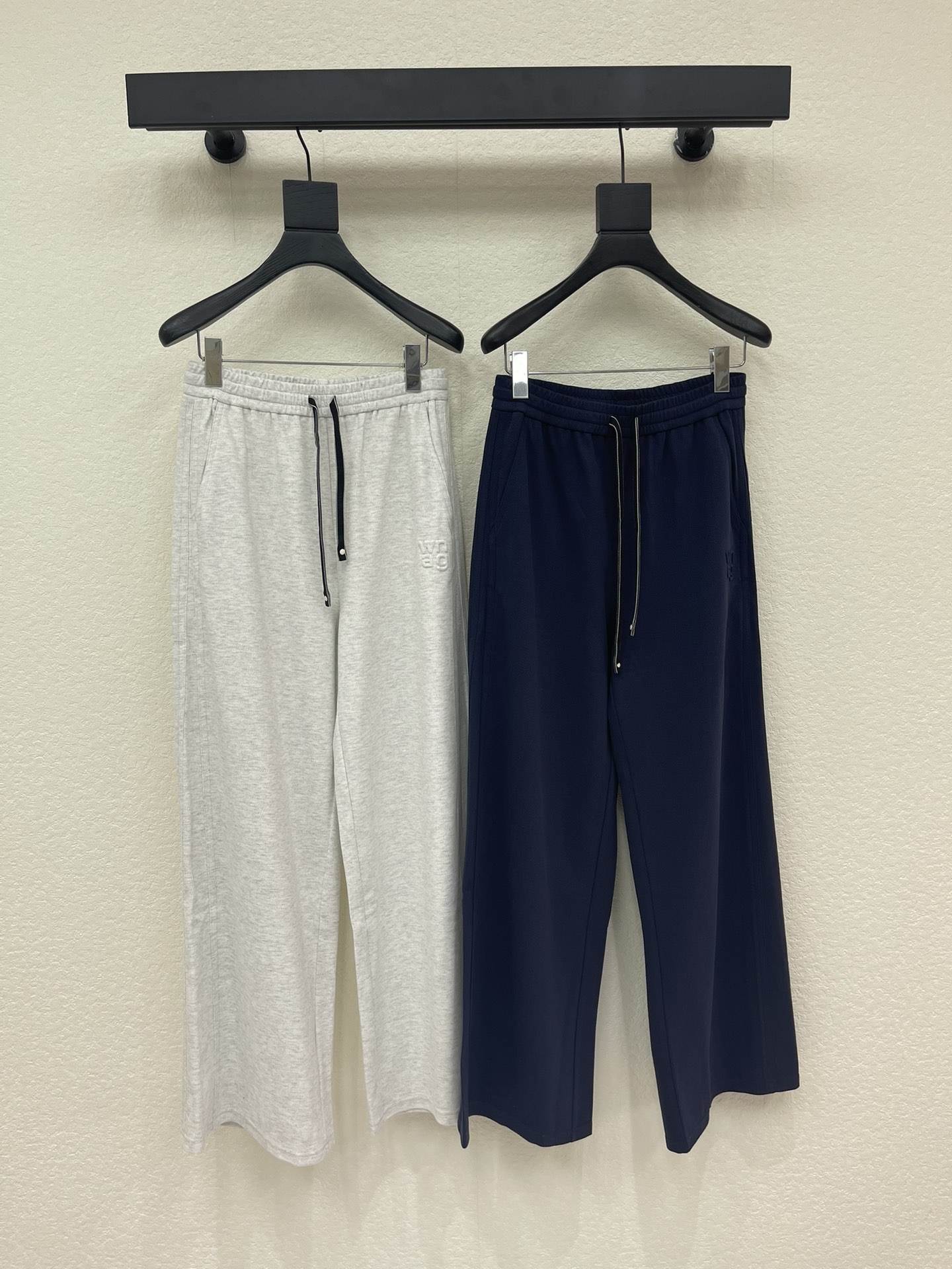 NO:738982,Alexandre* Wang26 new elastic waist drawstring casual pants, versatile and high-end colors, full of high-end casual feeling, visual feast, a must-have versatile item for all seasons, custom-made fabrics, great texture, full of lazy style, a must-have item for goddesses!  The version is versatile and not picky, the lines are elongated and the proportions are so beautiful that you don’t want to miss it!  The quality of workmanship depends on the details SML A,,19860909Alexande* Wang26新款松紧腰抽绳休闲裤 颜色百搭高级 尽显高级随意感 视觉盛宴 四季必入的百搭单品 订制面料,质感巨好 慵懒范儿十足 女神必入神器！ 版型百搭不挑人 拉长线条比例 上身美的不要不要的！ 做工品质看细节 SML A,,,Women's clothing