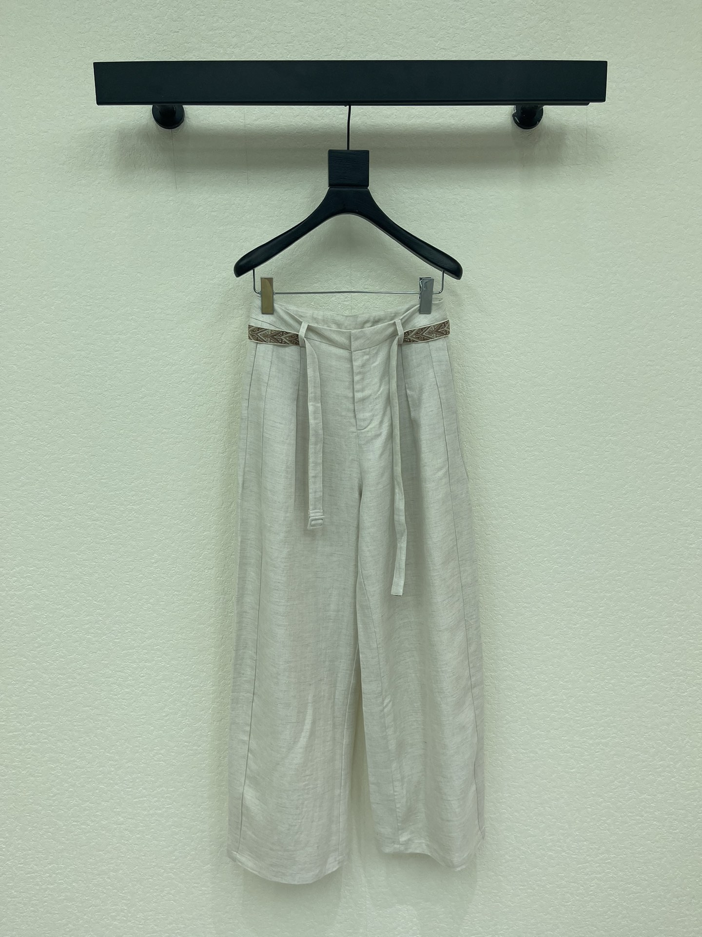 NO:738980,Designer's 26 new product simple waist-cord casual pants. The colors are versatile and high-end. It shows a sense of high-end casualness. A visual feast. A must-have versatile item for all seasons. Customized linen fabric with great texture. Full of lazy style. A must-have item for goddesses!  The version is versatile and not picky, the lines are elongated and the proportions are so beautiful that you don’t want to miss it!  The quality of workmanship depends on the details SML A,,19860909设计师款26新品简约腰绳休闲裤 颜色百搭高级 尽显高级随意感 视觉盛宴 四季必入的百搭单品 订制麻布面料,质感巨好 慵懒范儿十足 女神必入神器！ 版型百搭不挑人 拉长线条比例 上身美的不要不要的！ 做工品质看细节 SML A,,,Women's clothing