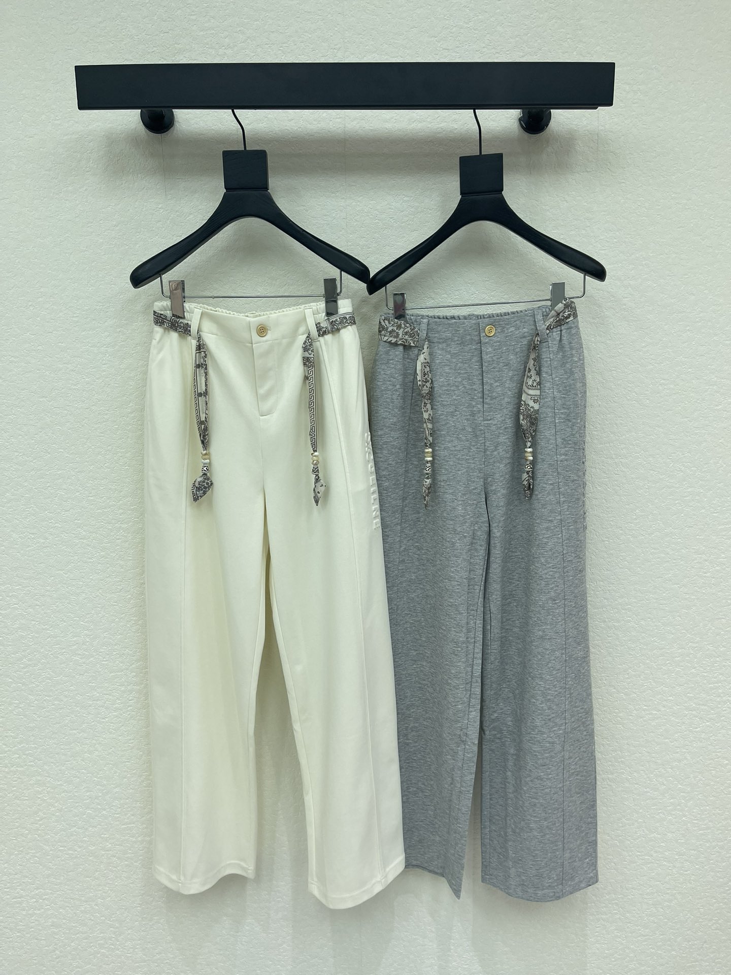 NO:738978,Designer *26 new style casual pants with silk scarves [Please don’t take photos if you change the letters] The colors are versatile and high-end. The embossed letter design shows a sense of high-end casualness. A visual feast. A must-have versatile item for all seasons. Customized fabrics with great texture. Full of lazy style. A must-have item for goddesses!  The version is versatile and not picky, the lines are elongated and the proportions are so beautiful that you don’t want to miss it!  The quality of workmanship depends on the details SML,,19860909设计师*26新款搭配丝巾休闲裤【改动字母 介意勿拍】 颜色百搭高级 压印字母设计 尽显高级随意感 视觉盛宴 四季必入的百搭单品 订制面料,质感巨好 慵懒范儿十足 女神必入神器！ 版型百搭不挑人 拉长线条比例 上身美的不要不要的！ 做工品质看细节 SML,,,Women's clothing