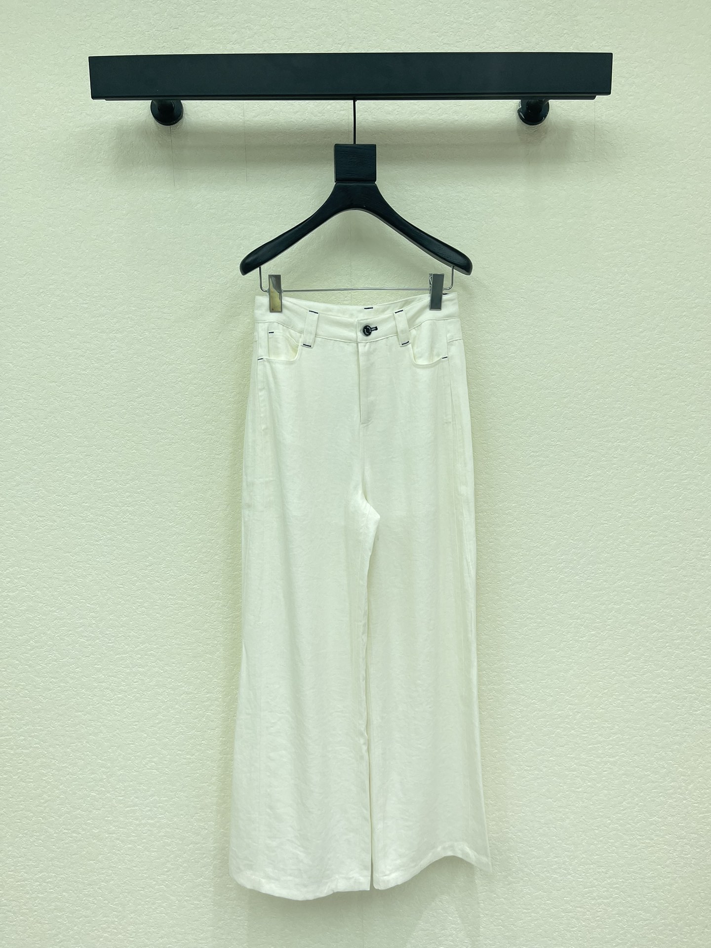 NO:738976,Designer's 26 new arrivals are simple white straight casual pants. The color is versatile and high-end. It shows a sense of high-end casualness. A visual feast. A must-have versatile item for all seasons. Customized fabrics with great texture. Full of lazy style. A must-have item for goddesses!  The pattern is versatile and not picky. The proportions of the lines are elongated. The quality of workmanship depends on the details. SML,,19860909设计师款26新品简约白色直筒休闲裤 颜色百搭高级 尽显高级随意感 视觉盛宴 四季必入的百搭单品 订制面料,质感巨好 慵懒范儿十足 女神必入神器！ 版型百搭不挑人 拉长线条比例 做工品质看细节 SML,,,Women's clothing