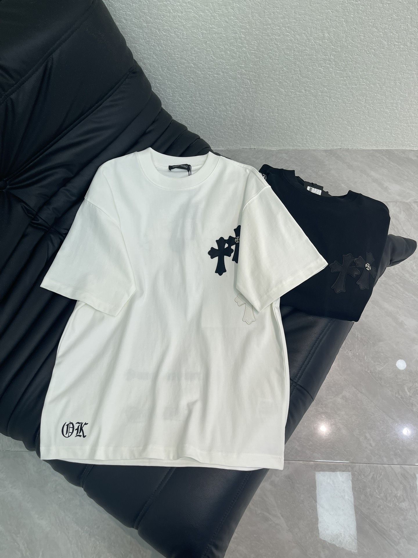 NO:738523,Chrome Hearts* Chrome Hearts 26 new cross patch embroidered letter short-sleeved T-shirt. Pure cotton washed distressed technology, washed fabrics are not limited to basic colors, but also have rich distressed effects to meet different style needs. The fabric is breathable and comfortable, and the unique design combines the brand's fashion elements, making people feel a unique artistic charm and cultural heritage. This T-shirt can make you the focus, easily control various styles, and show your personal charm. OS large version, same style for men and women!  S-XL,,chrome hearts,chrome hearts,T-shirt,tees,t-shirt,19860909Chrome Hearts*克罗心26新款十字架贴布刺绣字母短袖T恤.纯棉水洗做旧工艺, 水洗面料不仅限于基础色彩,更有丰富的 做旧效果,满足不同风格需求.面料透气舒适,设计独特,融合了品牌的时尚元素,让人感受到一种独特的艺术魅力与文化底蕴.这款T恤都能让你成为焦点,轻松驾驭各种风格,展现个性魅力.OS大版型,男女同款！S-XL,,chrome hearts,chrome hearts,T-shirt,tees，t-shirt,,Women's clothing