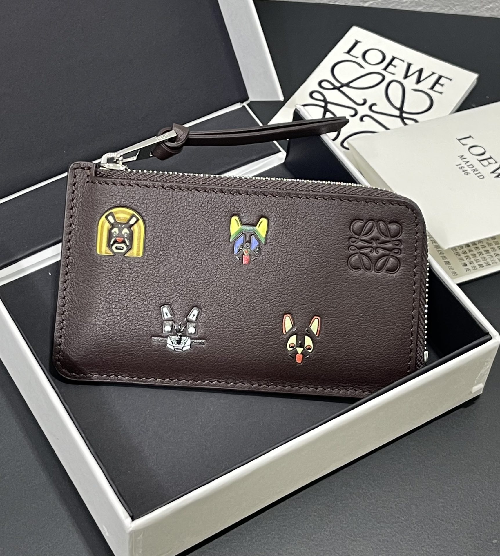 NO:718347,Limited edition LOEWE Louis Wain’s Futurist Cat co-branded zippered card holder!  The silk-screened kitten with 3D effect is decorated with letter printing on the other side. Four card slots and zipper compartment. Style size 13*7.5 (note that the pattern is silk-screened, so the color of each batch will inevitably be slightly different, please do not take photos if you mind), Loewe wallet, louis vuitton, loewe, loewe, wallets19860909限定款LOEWE Louis Wain的Futurist Cat 联名款拉链小卡包！ 饰有3D效果的丝印小猫另一面饰有字母印花. 四个卡位和拉链隔层. 款号尺寸13*7.5（注意图案是丝印的, 所以每批次的颜色不可避免有点差异, 介意者勿拍）,罗意威钱包,louis vuitton,loewe,loewe,wallets,欧美剧