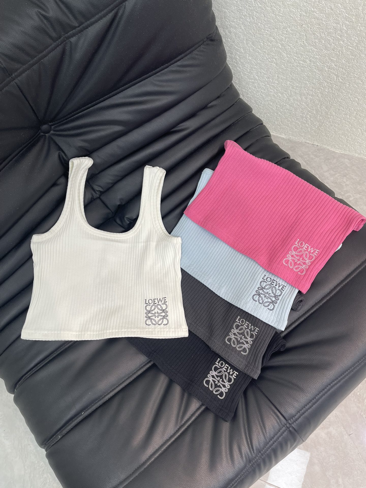 NO:738983,Loew*26 new spring and summer new classic logo letter embroidered camisole!  Made of soft, skin-friendly knitted fabric, the vertical pattern design is breathable and comfortable, making it perfect for spring and summer!  Sleeveless + slim fit, it is versatile to wear alone or inside, and can easily create a Korean hot girl style or casual sports style. The embroidered brand letters on the hem are very recognizable, simple and versatile, and can be easily used for daily outings and parties, fashionable and practical!  SML,,loewe,19860909Loew*26春夏新款经典logo字母刺绣吊带背心！采用柔软亲肤针织面料,竖纹设计透气又舒适,春夏穿超合适！无袖＋修身剪裁,单穿或内搭都很百搭,轻松打造韩系辣妹风或休闲运动风.下摆品牌字母绣花超有辨识度,简约百搭,日常出街、聚会都能轻松驾驭,时髦又实用！SML,,loewe,,Women's clothing