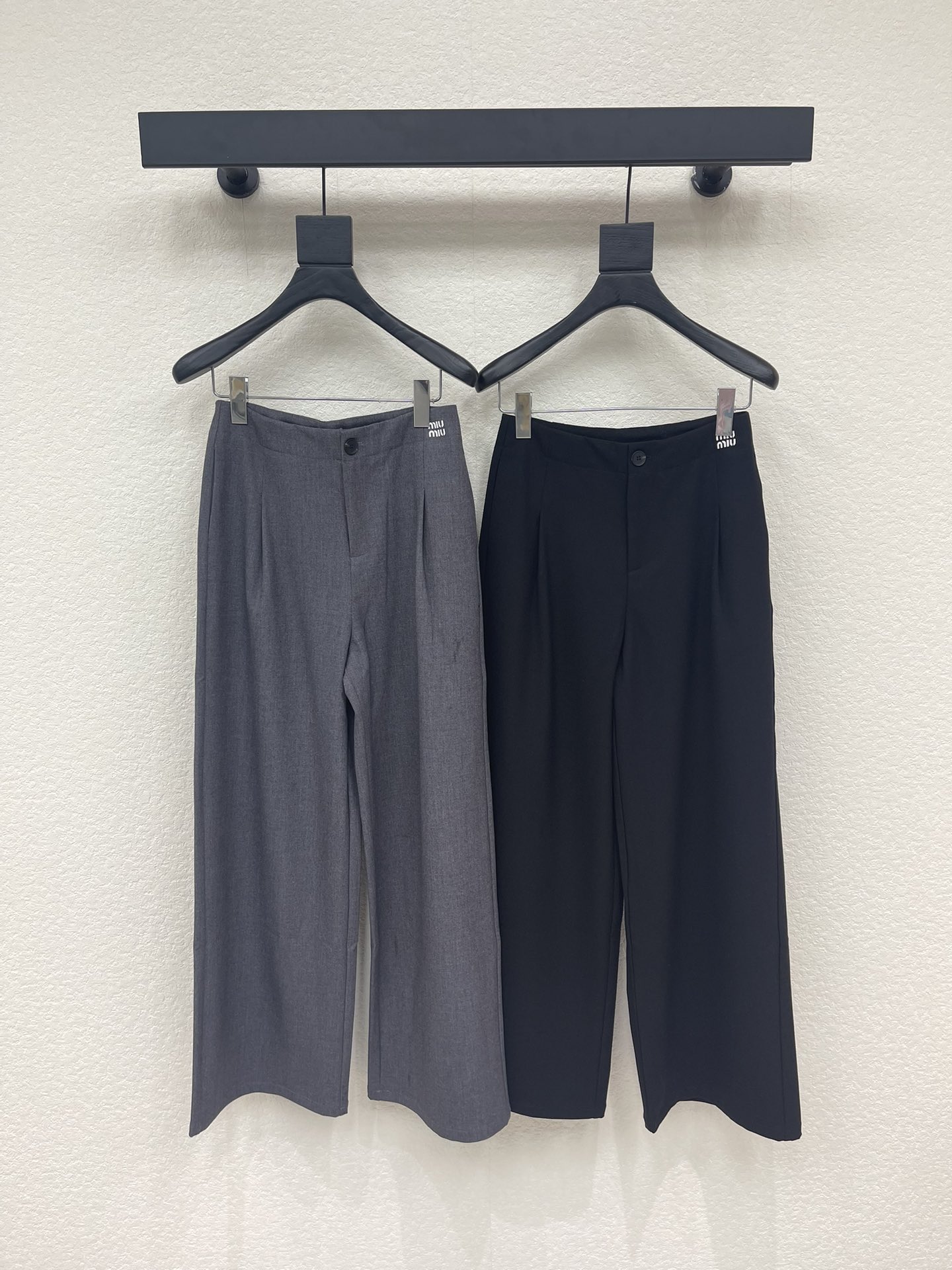 NO:738504,Miumi*26's new casual trousers with letters on the waist. The colors are versatile and high-end. It shows a sense of high-end casualness. A visual feast. A must-have versatile item for all seasons. Customized fabrics with great texture. Full of lazy style. A must-have item for goddesses!  The version is versatile and not picky, the lines are elongated and the proportions are so beautiful that you don’t want to miss it!  The quality of workmanship depends on the details SML,,miumiu,19860909Miumi*26新款腰头字母休闲西裤 颜色百搭高级 尽显高级随意感 视觉盛宴 四季必入的百搭单品 订制面料,质感巨好 慵懒范儿十足 女神必入神器！ 版型百搭不挑人 拉长线条比例 上身美的不要不要的！ 做工品质看细节 SML,,miumiu,,Women's clothing