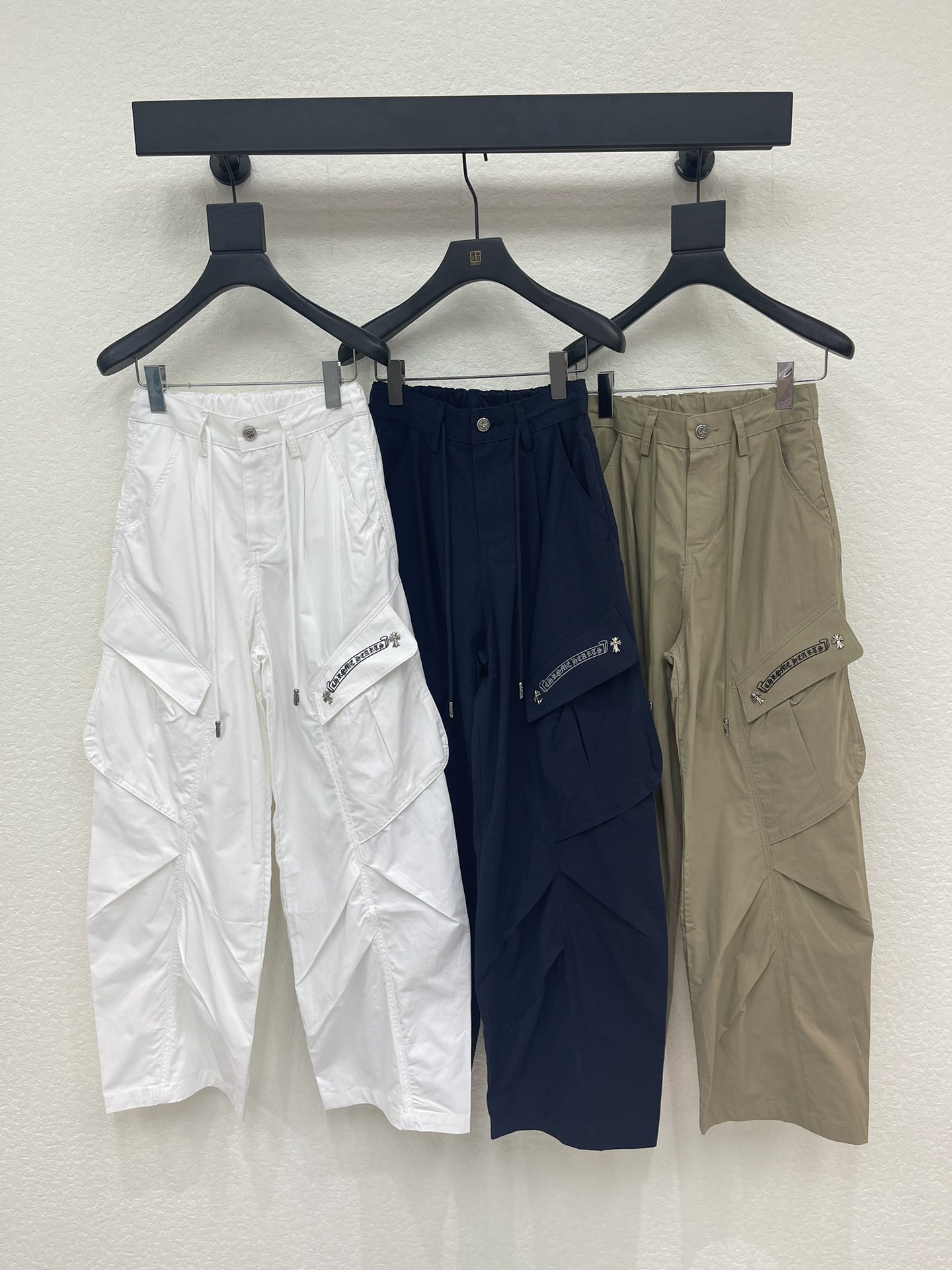 NO:738501,Kroxin*26 new double-pocket work-style casual pants. Classic double-pockets. Versatile and high-end colors. Custom-made belt gives a high-end sense of casualness. A visual feast. A must-have versatile item for all seasons. Customized fabrics with great texture. Full of lazy style. A must-have item for goddesses!  The version is versatile and not picky, the lines are elongated and the proportions are so beautiful that you don’t want to miss it!  The quality of workmanship depends on the details SML,,chrome hearts,19860909克罗心*26新款双口袋工装式休闲裤 经典双口袋 颜色百搭高级 定制腰带尽显高级随意感 视觉盛宴 四季必入的百搭单品 订制面料,质感巨好 慵懒范儿十足 女神必入神器！ 版型百搭不挑人 拉长线条比例 上身美的不要不要的！ 做工品质看细节 SML,,chrome hearts,,Women's clothing