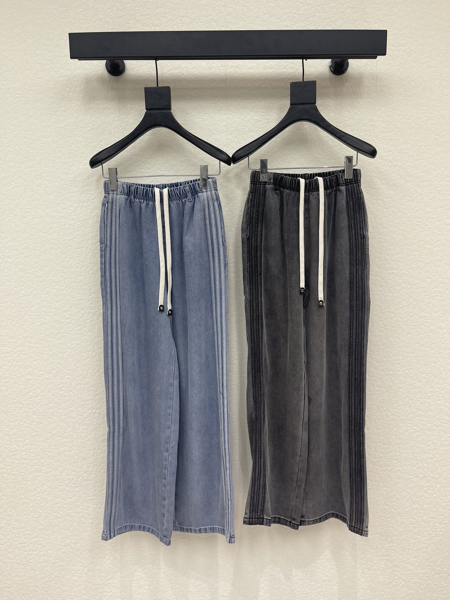 NO:738524,Loew*26 new drawstring elastic waist washed jeans, custom washed denim fabric with great texture!  Contrasting color webbing and logo splicing show a sense of high-end, a visual feast, a versatile item for all seasons, a must-have item for goddesses!  The age-reducing girl’s style is elegant yet sweet!  The version is versatile and doesn’t pick anyone’s body, so you don’t want it if you don’t want it!  The quality of workmanship depends on the details SML,,loewe,jeans,19860909Loew*26新款抽绳松紧腰洗水牛仔裤 定制洗水牛仔面料质感超赞！ 撞色织带Logo拼接 尽显高级感 视觉盛宴 四季百搭单品 女神必入神器！ 减龄少女风气质优雅不失甜美！ 版型百搭不挑人上身美的不要不要的！ 做工品质看细节 SML,,loewe,jeans,,Women's clothing