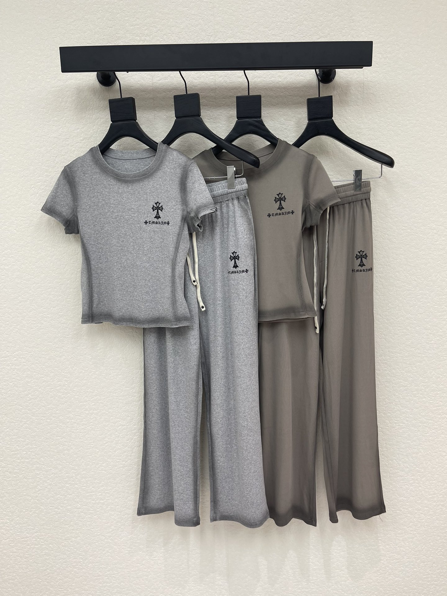 NO:738510,Kroxin*26 new casual suit with round neck short sleeves and trousers!  High-end customized printed slim-fitting T-shirt, paired with straight trousers. Minimalist style, French elegance and lazy style, casual and fashionable!  The three-dimensional tailoring version can be sweet or salty, and has a girlish style that reduces age. It can be worn in a variety of ways to make your upper body slimmer and taller!  Highly recommended for self-retention!  Imported high-density fabric has a great texture!  The quality of workmanship depends on the details SML, chrome hearts, T-shirt, tees, t-shirt,19860909克罗心*26新品圆领短袖搭配长裤休闲套装！ 高端定制印花修身T恤,搭配直筒长裤 极简主义风法式优雅的慵懒风, 休闲又时髦！ 立体剪裁版版型可甜可盐减龄少女风 多种穿法百搭上身显瘦又高挑！ 强烈推荐自留款！ 进口高密度面料质感超赞！ 做工品质看细节 SML,,chrome hearts,T-shirt,tees，t-shirt,,Women's clothing