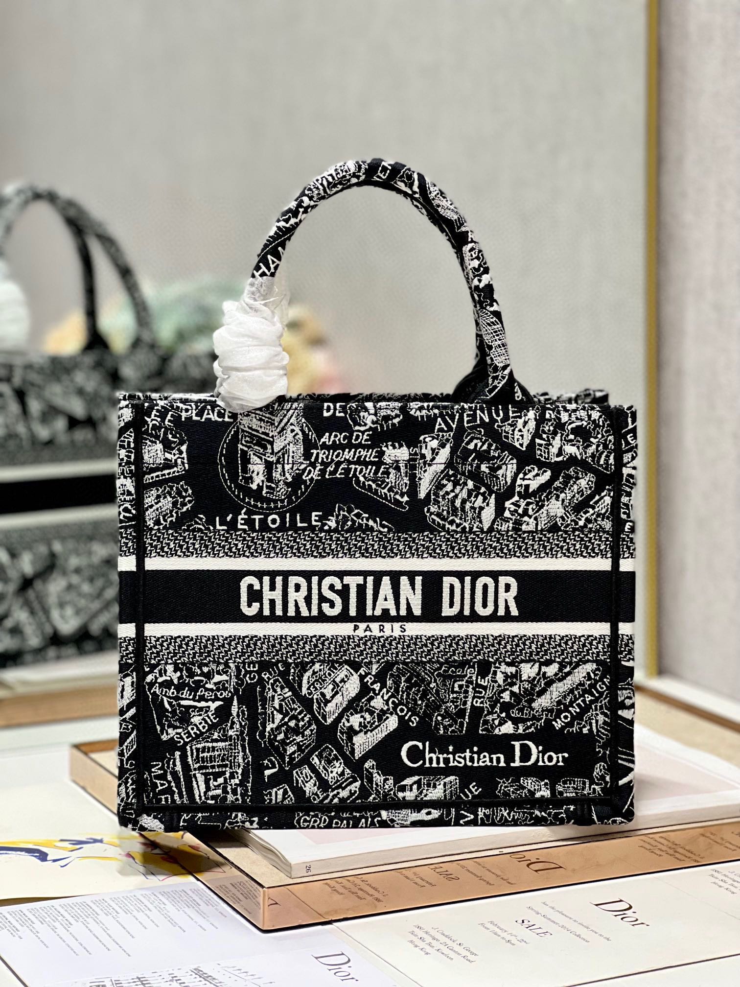 NO:719958,Event clearance, small size, original order quality, no returns or exchanges [Paris black, new size] Dio.r Mini Book tote, a retro and fashionable concave shape item with exquisite embroidery craftsmanship perfectly presented. It can bring highlights to the matching with any casual ~ This mini size is so wide that I love it8!  The small bag shape is also very convenient for decorating small things ~ whoever uses it is fashionable. A must-have for fairies with good looks. Style number: /1286 Size: 26.5×21×14cm Can store an iPad Air 4 or an iPad Pro 11, special offer, dior19860909活动大清仓,小号 原单品质,不支持退换【巴黎黑 新尺寸】 Dio.r Mini Book tote 复古又时髦的凹造型单品精湛的刺绣工艺完美呈现 随手一搭就能给搭配带来亮点～ 这款mini号太阔爱了8！ 小小的包型装点零碎的小东西也很方便呐～ 谁用谁时髦 稀饭高颜值的小仙女必入噢. 款号:/1286 尺寸:26.5×21×14cm 可收纳一部 iPad Air 4 或一部 iPad Pro 11,特价,dior,Bag