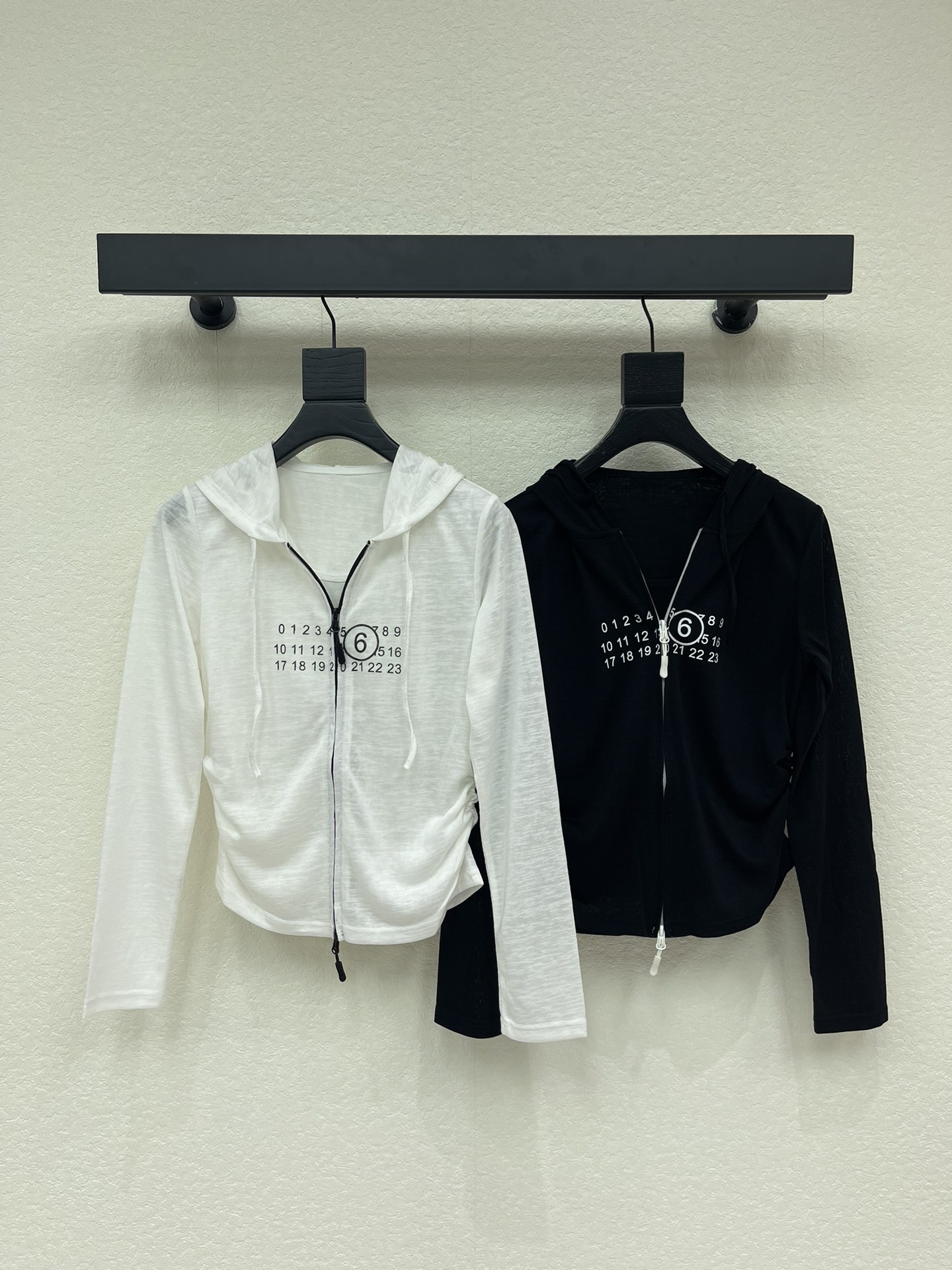 NO:738527,MM6*26 new fake two-piece vest long-sleeved hooded zipper top A cloud-like and comfortable series!  Whoever wears it knows how comfortable it feels on the upper body!  Digital printing design, fabric elasticity is super good!  The classic colors are both everyday and high-end, a must-have for daily wear!  SML,,masion margiela,hats,19860909MM6*26新款假两件背心长袖连帽拉链上衣 云感舒适的系列！ 上身的触感谁穿谁知道的舒服！ 数字印花设计 面料弹力超级好！ 经典颜色都是日常又高级, 日常穿搭必备！ SML,,masion margiela,hats,,Women's clothing