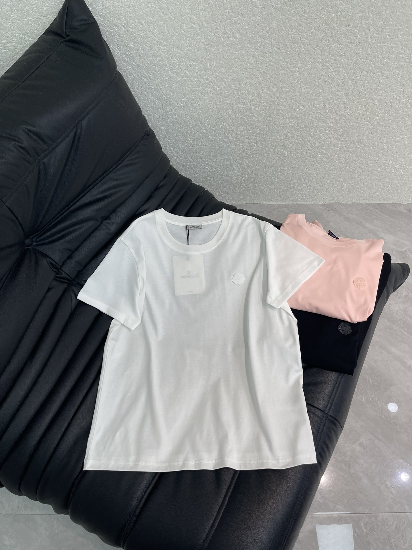 NO:738519,Moncle* 26 new spring and summer new short-sleeved T-shirt with logo on the left side. Made of pure cotton. Logo design on the left chest. Straight version. The upper body is slim. High version. SML A,,Moncler,T-shirt,tees,t-shirt,19860909Moncle*蒙口26春夏新款左侧logo短袖T恤 采用纯棉材质 左胸logo标设计 直筒版型 上身显瘦 高版本 SML A,,Moncler,T-shirt,tees，t-shirt,,Women's clothing