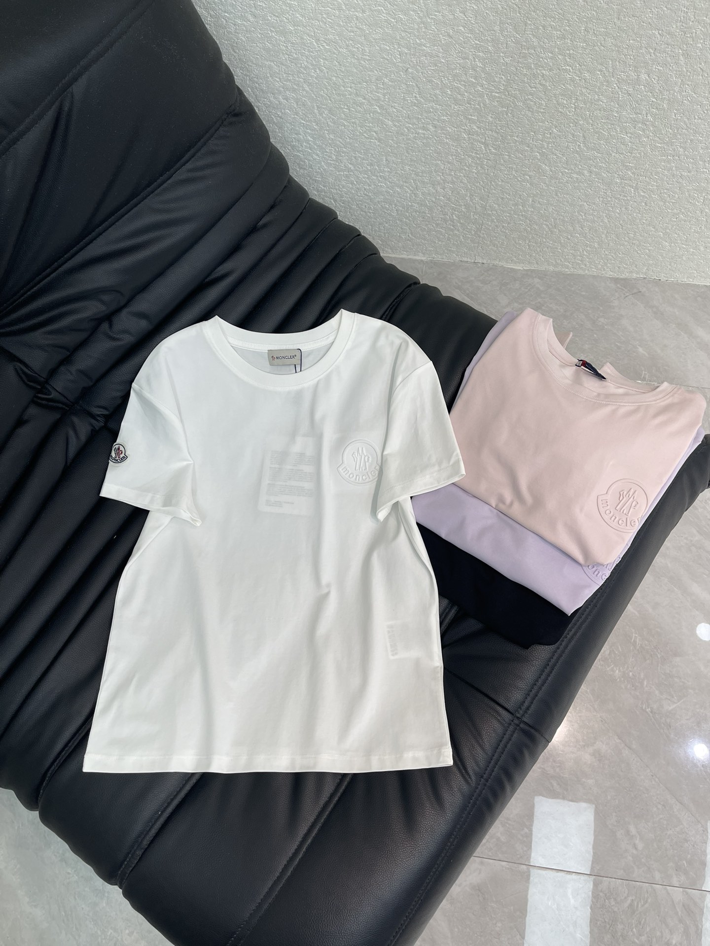 NO:738516,Moncle* 26 spring and summer new style short-sleeved T-shirt with logo on the left side. Made of pure cotton. Logo embossed design on the left chest. Small logo embroidery on the cuffs. Straight version. The upper body is slimmer. High version. SML A,,Moncler,T-shirt,tees,t-shirt,19860909Moncle*蒙口26春夏新款左侧logo短袖T恤 采用纯棉材质 左胸logo标压印设计 袖口小标刺绣 直筒版型 上身显瘦的 高版本 SML A,,Moncler,T-shirt,tees，t-shirt,,Women's clothing