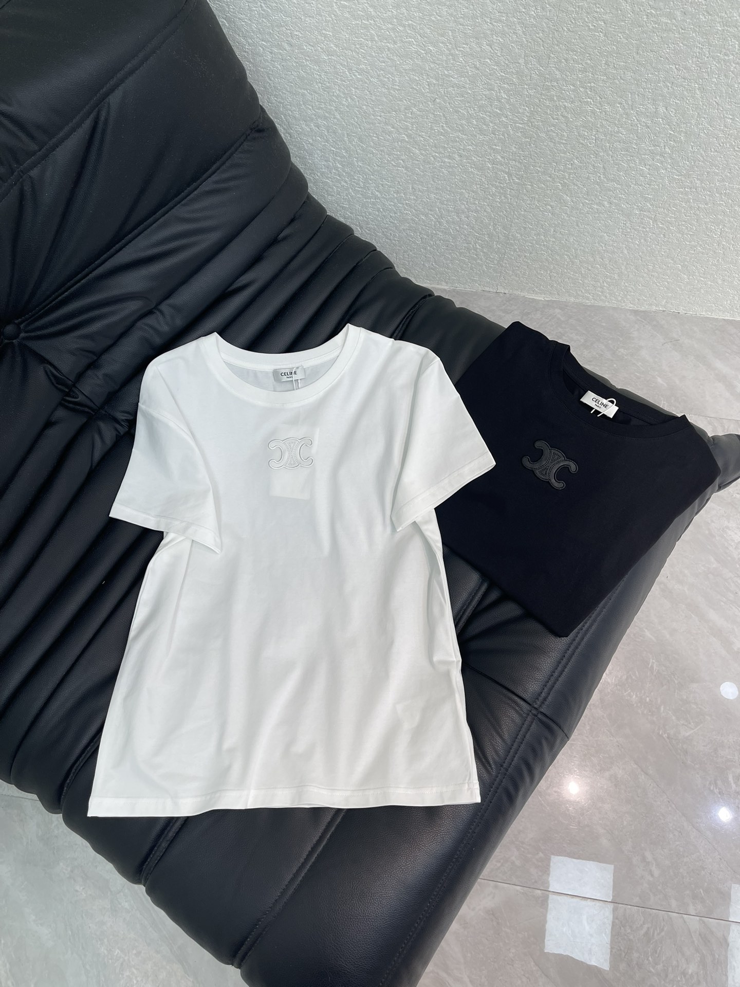 NO:738513,CELIN*26 new spring and summer embroidered Arc de Triomphe short-sleeved T-shirt. Made of pure cotton. Embroidered logo design in the middle to highlight the brand style. Details online. Straight version. High version. SML AA,,celine,T-shirt,tees,t-shirt,19860909CELIN*26春夏新款刺绣凯旋门短袖T恤 采用纯棉材质 中间刺绣logo设计 彰显品牌格调 细节在线 直筒版型 高版本 SML AA,,celine,T-shirt,tees，t-shirt,,Women's clothing