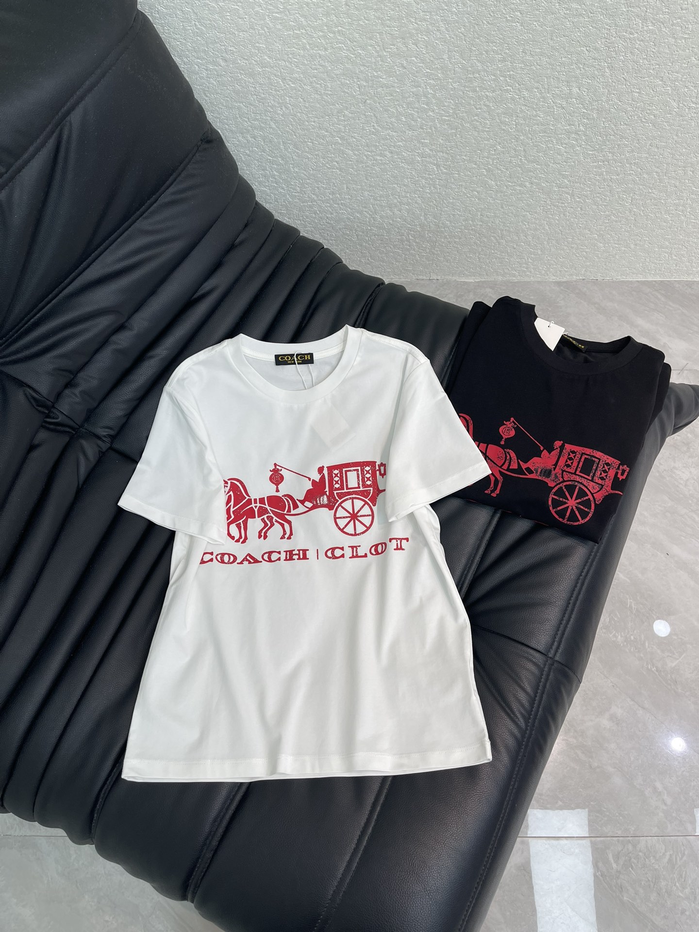 NO:738981,COACHCLOT joint series 26 new round neck short-sleeved T-shirts. Co-branded carriage, the red carriage logo on the front is super eye-catching, integrated with Chinese red lantern elements, full of oriental aesthetics, pure cotton fabric, slightly loose version, comfortable and fashionable. It can be easily matched for daily outings and trendy occasions, the collision of oriental aesthetics and American light luxury is super stylish. SML,,coach,T-shirt,tees,t-shirt,19860909COACHCLOT联名系列26新款圆领短袖T恤.联名马车,正面红色马车Logo超吸睛,融合中国红灯笼元素,东方美学满满,纯棉面料,微宽松版型,舒适又时髦.日常出街,潮流场合都能轻松搭配,东方美学与美式轻奢碰撞超有型.SML,,coach,T-shirt,tees，t-shirt,,Women's clothing