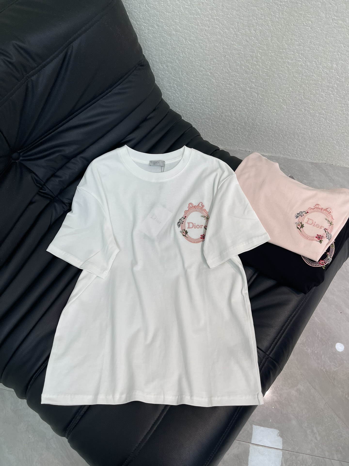 NO:738979,Dio*26 new spring and summer embroidered floral letter short-sleeved T-shirt. High-density pure cotton fabric is delicate and soft, skin-friendly and breathable!  The classic round neck style is suitable for various occasions. The garland embroidery on the left chest is simply the finishing touch, giving the whole T-shirt an instant soul!  Loose cut, comfortable and slim, and can easily create various styles SML AA, dior, T-shirt, tees, t-shirt,19860909Dio*26春夏新款刺绣花卉字母短袖T恤.高密度纯棉面料细腻柔软,亲肤又透气！经典圆领版型,适配各种场合,左胸处的花环刺绣,简直是点睛之笔,让整件T恤瞬间有了灵魂！宽松剪裁,既舒适又显瘦,还能轻松打造各种造型感SML AA,,dior,T-shirt,tees，t-shirt,,Women's clothing