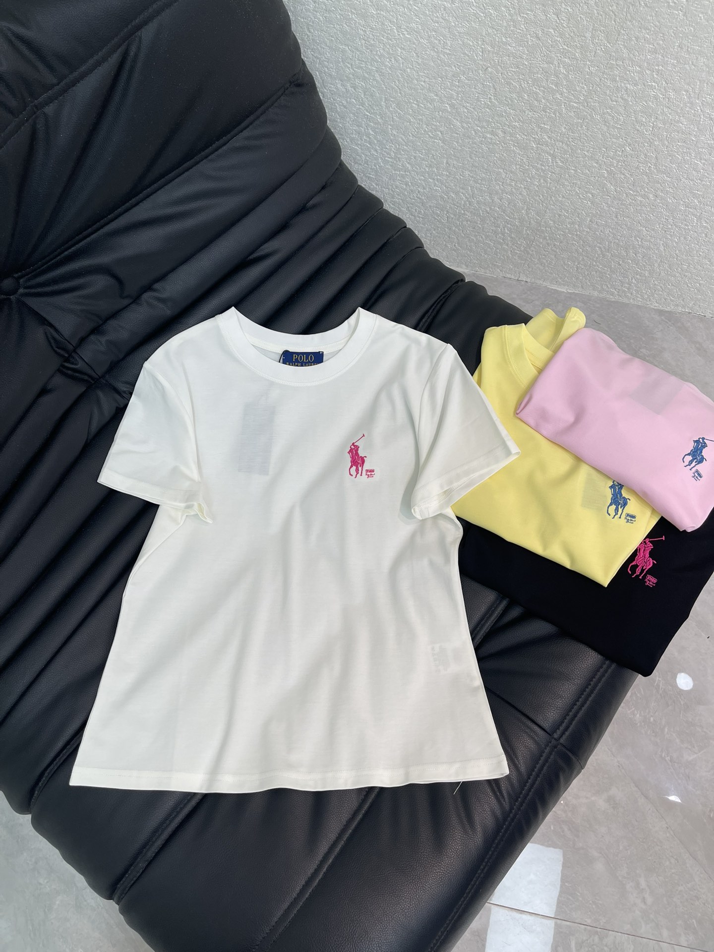 NO:738522,Ralph Laure* Ralph polo26 new spring and summer short-sleeved T-shirt with pony embroidery. Made of mercerized cotton fabric, the texture is soft and delicate, simple and versatile, and has an age-reducing temperament!  The fit is slim and the effect is comfortable and beautiful!  Very suitable for summer wear.S-XXL,,loro piana,T-shirt,tees,t-shirt,19860909Ralph Laure* 拉夫polo26春夏新款小马刺绣短袖T恤.采用丝光棉面料质感柔软细腻,简约百搭,减龄气质！版型修身上身效果舒适好看！非常适合夏日穿着.S-XXL,,loro piana,T-shirt,tees，t-shirt,,Women's clothing