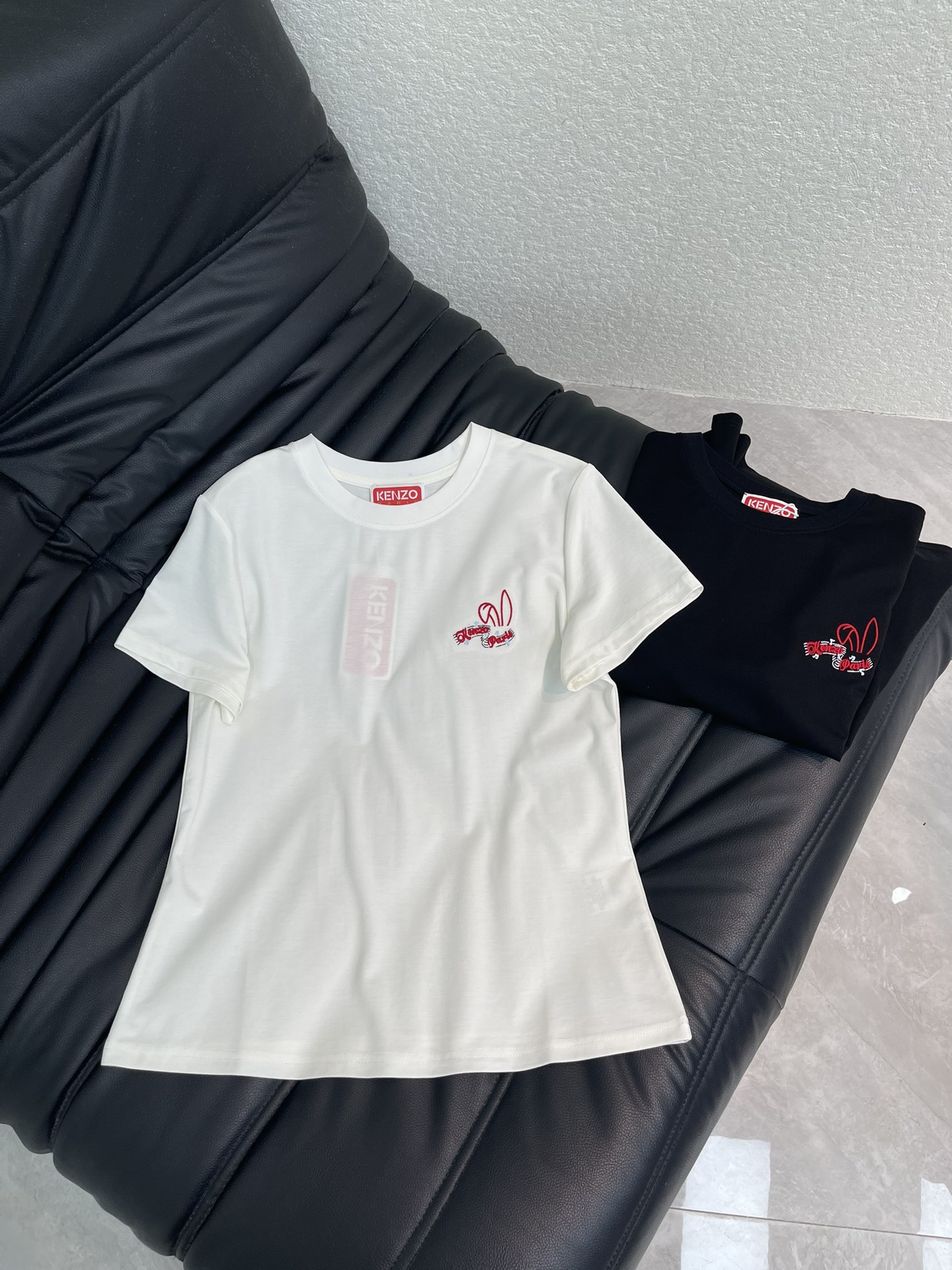 NO:738525,Kenz*26 new spring and summer short-sleeved T-shirt with rabbit ears embroidered letters. It is made of mercerized cotton fabric with soft and delicate texture, simple and versatile, and has an age-reducing temperament!  The fit is slim and the effect is comfortable and beautiful!  Very suitable for summer wear.S-XXL,,T-shirt,tees,t-shirt,19860909Kenz*26春夏新款兔耳朵刺绣字母短袖T恤.采用丝光棉面料质感柔软细腻,简约百搭,减龄气质！版型修身上身效果舒适好看！非常适合夏日穿着.S-XXL,,T-shirt,tees，t-shirt,,Women's clothing