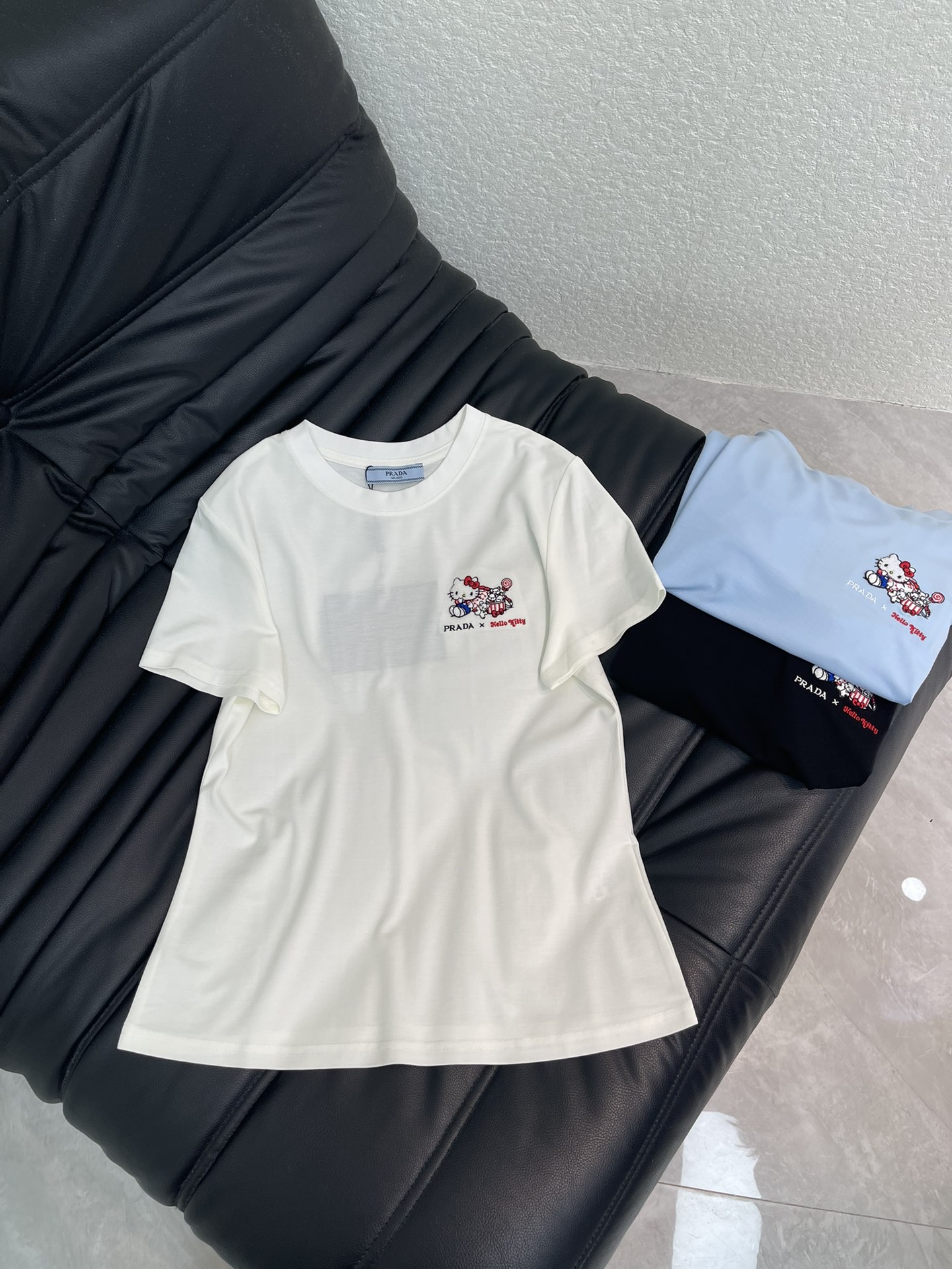 NO:738528,Prad*26 new spring and summer Hello Kitty cat letter embroidered short-sleeved T-shirt. Made of mercerized cotton fabric with soft and delicate texture, simple and versatile, and age-reducing temperament!  The fit is slim and the effect is comfortable and beautiful!  Very suitable for summer wear. S-XXL, prada, T-shirt, tees, t-shirt,19860909Prad*26春夏新款Hello Kitty猫字母刺绣短袖T恤.采用丝光棉面料质感柔软细腻,简约百搭,减龄气质！版型修身上身效果舒适好看！非常适合夏日穿着.S-XXL,,prada,T-shirt,tees，t-shirt,,Women's clothing