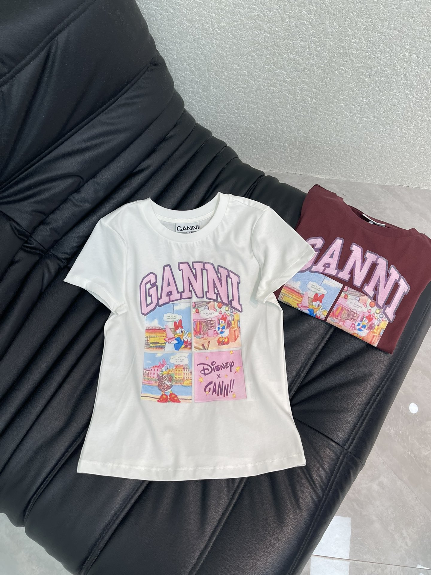 NO:738977,GANN *19860909GANN*× Disney 26新款黛丝鸭联名限定短袖T恤 把童话穿进日常 四格黛丝鸭漫画印花经典,粉色“GANN*”字母撞色吸睛,辨识度拉满.优质纯棉,透气亲肤不闷汗,四季可穿,舒适与质感并存.单穿元气减龄,内搭叠穿提升层次,适配通勤、出游、约会等多元场景.SML AA,,T-shirt,tees，t-shirt,,Women's clothing