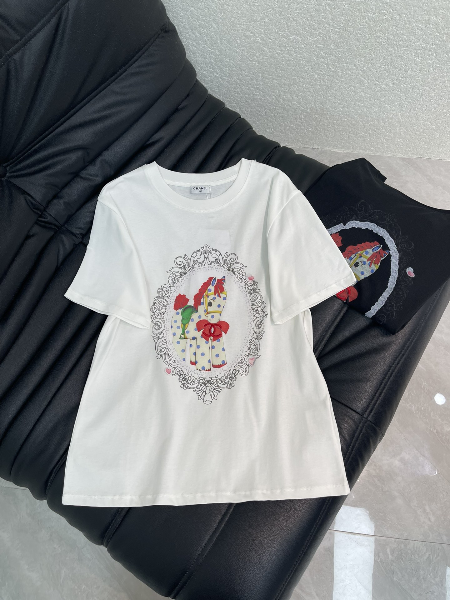 NO:738520,Chane*26 new spring and summer new bow pony embroidered short-sleeved T-shirt. Pure cotton fabric. High-density fashionable sports style. Every daily wear. Playful and age-reducing design elements full of vitality. High quality. Sizes SML,,chanel,T-shirt,tees,t-shirt,19860909Chane*26春夏新款蝴蝶结小马刺绣短袖T恤 纯棉面料 高密度时髦运动风 每个日常的穿搭 俏皮减龄充满元气的设计元素 高品质 尺码SML,,chanel,T-shirt,tees，t-shirt,,Women's clothing