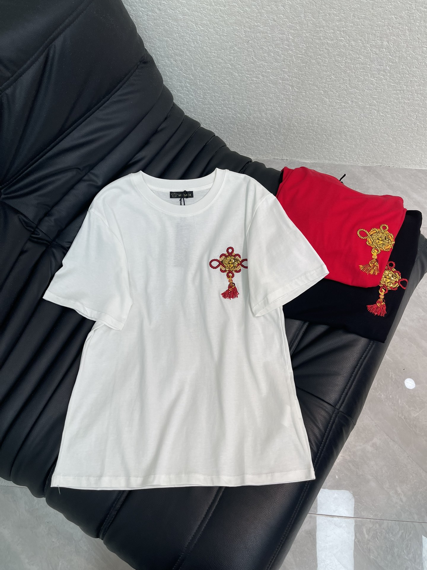 NO:738511,Versac*26 new spring and summer Chinese knot portrait embroidery heavy-duty short-sleeved T-shirt. Pure cotton fabric. High-density fashionable sports style. Every daily wear. Playful and age-reducing design elements full of vitality. High quality. Sizes SML, versace, T-shirt, tees, t-shirt,19860909Versac*26春夏新款中国结人像刺绣重工短袖T恤 纯棉面料 高密度时髦运动风 每个日常的穿搭 俏皮减龄充满元气的设计元素 高品质 尺码SML,,versace,T-shirt,tees，t-shirt,,Women's clothing