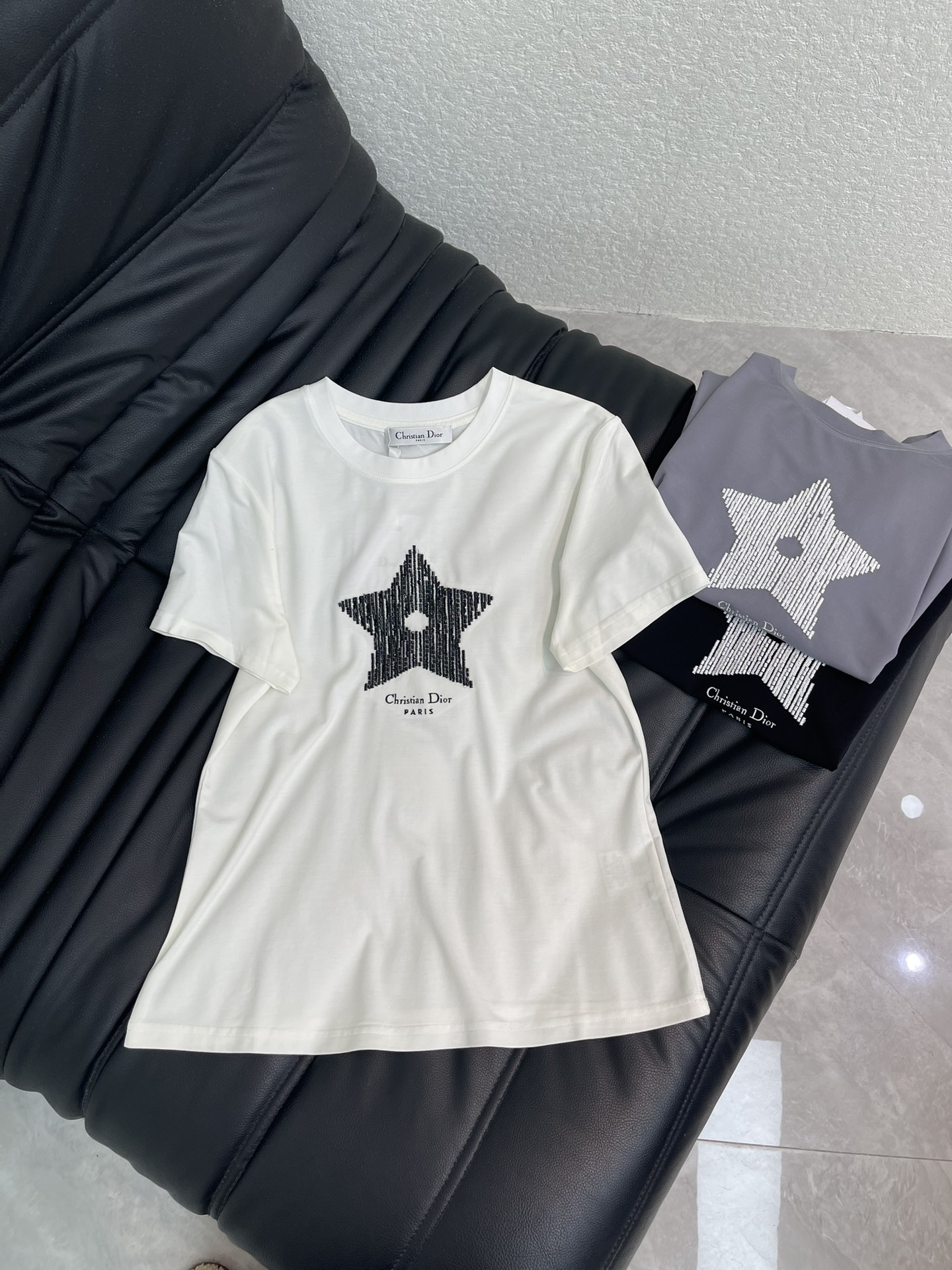 NO:738502,Dio*26 new spring and summer five-pointed star beaded embroidered letter short-sleeved T-shirt. Made of mercerized cotton fabric with soft and delicate texture, simple and versatile, and age-reducing temperament!  The fit is slim and the effect is comfortable and beautiful!  Very suitable for summer wear. S-XXL,, dior, T-shirt, tees, t-shirt,19860909Dio*26春夏新款五角星串珠刺绣字母短袖T恤.采用丝光棉面料质感柔软细腻,简约百搭,减龄气质！版型修身上身效果舒适好看！非常适合夏日穿着.S-XXL,,dior,T-shirt,tees，t-shirt,,Women's clothing