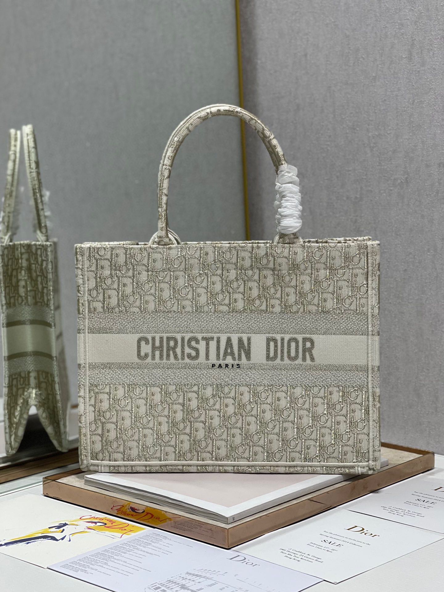 NO:720001,Event clearance, medium size, original order quality, no returns or exchanges [Metal D Medium] Dior book tote shopping bag This Book Tote handbag is inspired by women's creative director Maria Grazia Chiuri. It is a flagship product that embodies Dior's aesthetic. It can store a variety of daily necessities, and has a new interpretation of the Bayadere pattern mixed effect D-Stripes pattern embroidery, which is more fashionable. The front is decorated with 'Christian  Dior” logo, which fully reflects Dior’s exquisite craftsmanship. Style number 1286, size 36×28 cm, special price, dior19860909活动大清仓,中号 原单品质,不支持退换【金属D 中号】 Dior book tote 购物袋 这款Book Tote手袋灵感来自女装创意总监玛丽亚·嘉茜娅·蔻丽（Maria Grazia Chiuri）是体现Dior审美的主打产品.可收纳各种日常用品,全新演绎Bayadere图案混合效果D-Stripes图案刺绣,更具时尚风范.正面饰以“Christian Dior”标志,充分体现了Dior的精湛工艺. 款号1286 尺寸36×28 cm,特价,dior,Bag