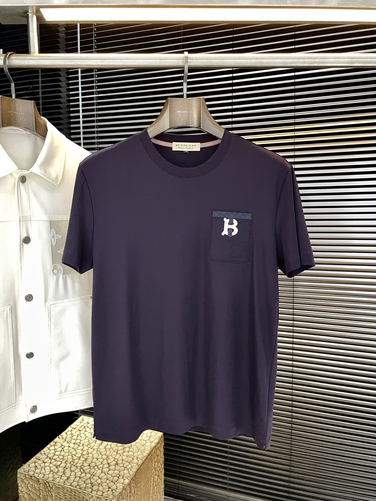 NO:732984,P Burberr-(Baba) series VIP advanced customization 2026 spring and summer new T-shirt, this one is made of soft cotton jersey fabric, decorated with classic Logo embroidery on the chest. The T-shirt can be worn alone, or can be easily paired with sweaters, sweaters and jackets. Highly recommended!  Size M-3XL,,burberry,burberry,hoodie,sweatshirts,jackets & coats,tees,t-shirt,19860909P  Burberr-（巴宝）系列 VIP高级定制 2026春夏季新款T恤,这款采用柔软棉质平纹针织面料制作而成,胸前饰有经典Logo标识刺绣,T恤可单独穿着,也可轻松搭配针织衫、卫衣和外套,强烈推荐！码数 M-3XL,,burberry,burberry,hoodie,sweatshirts,jackets & coats,tees，t-shirt,,Men's clothing