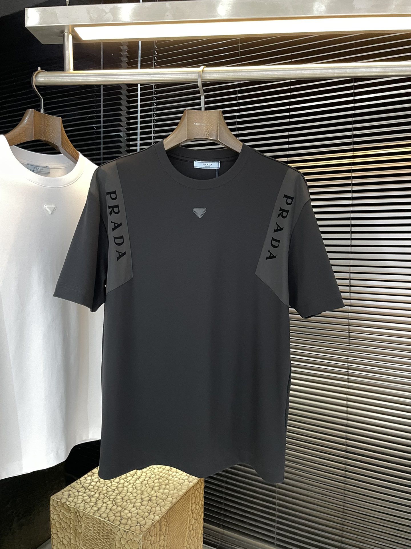 NO:732989,P PRAD - 2026 spring and summer new short-sleeved T-shirt. This T-shirt is made of soft imported cotton fabric. It has a classic and timeless round neck short-sleeved design, decorated with logo for daily casual use. The style is novel and unique. Highly recommended!  Size M-3XL (shipped next day),, prada, prada, T-shirt, tees, t-shirt,19860909P  PRAD-（普拉）高级定制 2026春夏季新款短袖T恤,此款T恤衫采用柔软的进口棉面料制成.经典隽永的圆领短袖设计,饰有Logo装饰日常休闲 款式新颖独特 强烈推荐！码数 M-3XL（隔天出货）,,prada,prada,T-shirt,tees，t-shirt,,Men's clothing