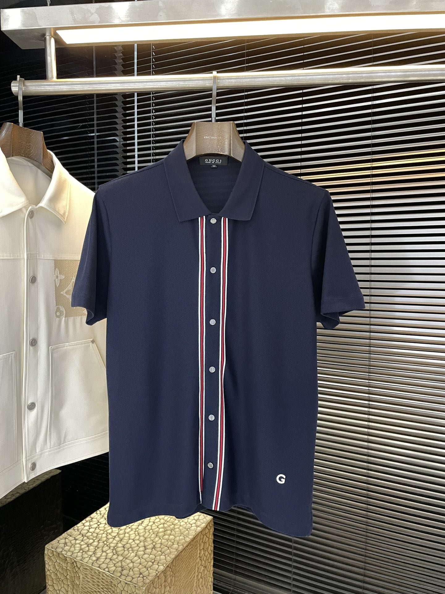NO:732994,P Gucc - (Gucci) 2026 spring and summer latest Polo short-sleeved. This Polo shirt is made of high-end cotton pique fabric. It is a timeless design item suitable for all seasons. Classic style, with classic logo embroidery on the chest, hardware engraved with English letters, original 1:1 development, complete with three standards, business casual, high-end for both outer wear and inner wear, highly recommended!  Size M-3XL,,gucci,gucci,T-shirt,19860909P  Gucc-（古驰） 2026年春夏最新款Polo短袖,这款Polo衫采用高端棉质珠地面料制成,是适合各种季节的隽永设计单品.经典款式,胸前饰有经典logo刺绣标识,五金刻有英文字母,原版1:1开发,三标齐全,商务休闲,外穿内搭都高档次,强烈推荐！码数M-3XL,,gucci,gucci,T-shirt,,Men's clothing