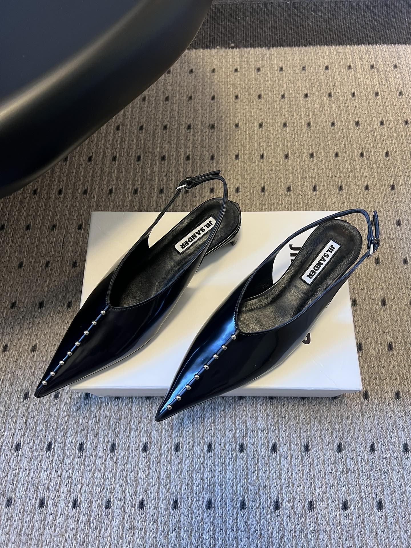 Jil sande* 26AW新品尖头钉珠凉鞋极简冷感风，锋芒暗藏，极简成诗。JIL SANDER铆钉后