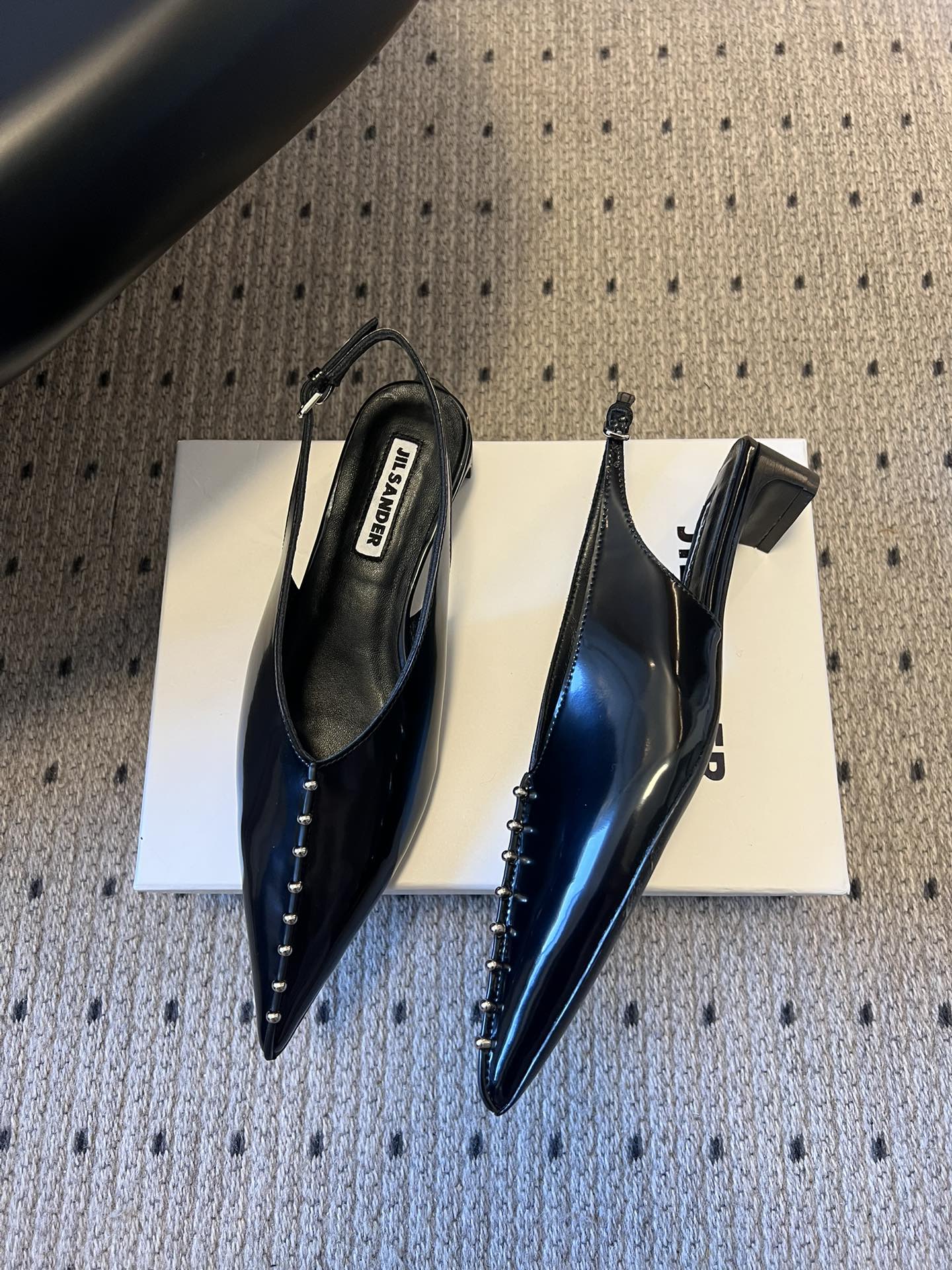 Jil sande* 26AW新品尖头钉珠凉鞋极简冷感风，锋芒暗藏，极简成诗。JIL SANDER铆钉后