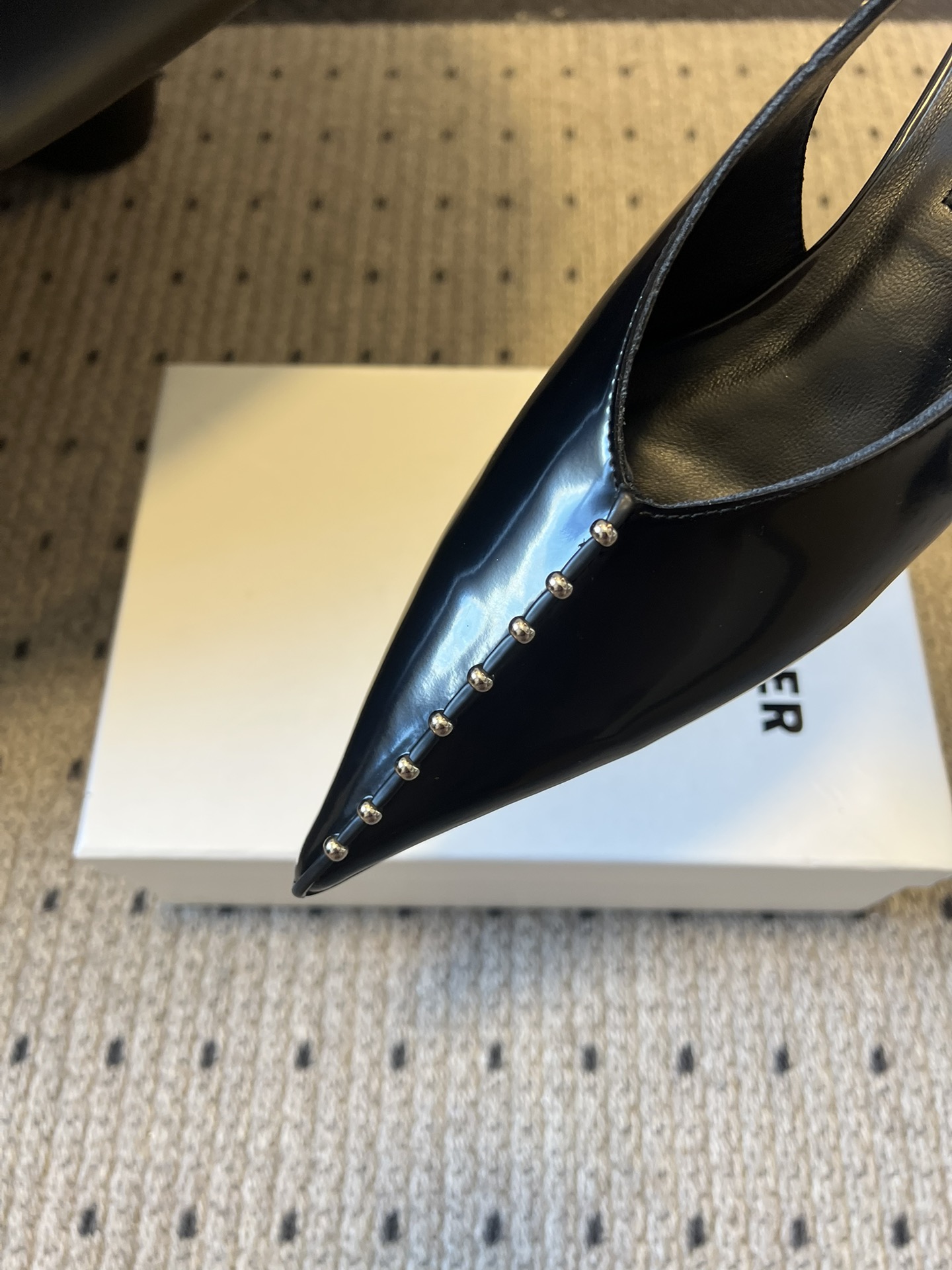 Jil sande* 26AW新品尖头钉珠凉鞋极简冷感风，锋芒暗藏，极简成诗。JIL SANDER铆钉后