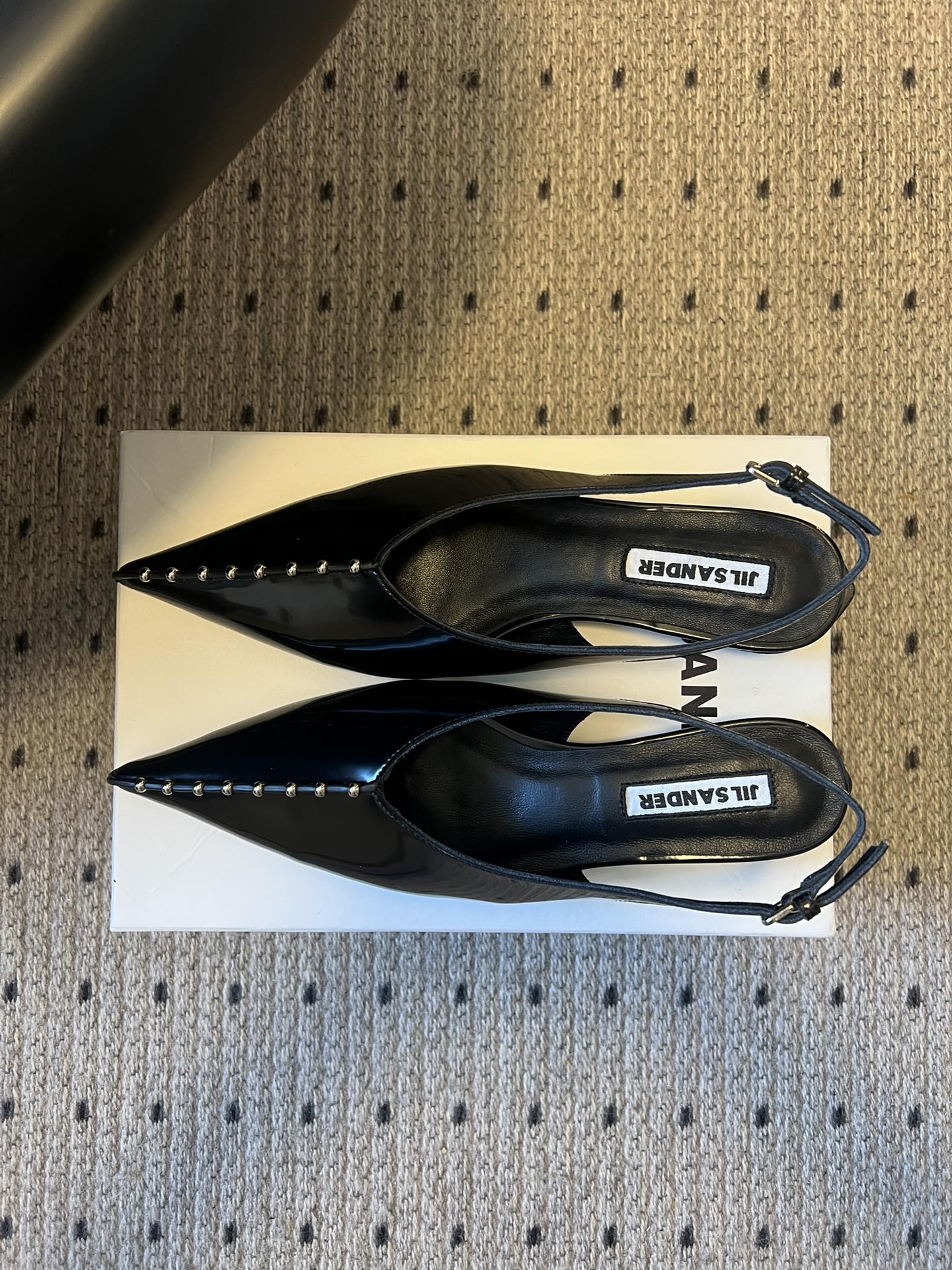 Jil sande* 26AW新品尖头钉珠凉鞋极简冷感风，锋芒暗藏，极简成诗。JIL SANDER铆钉后