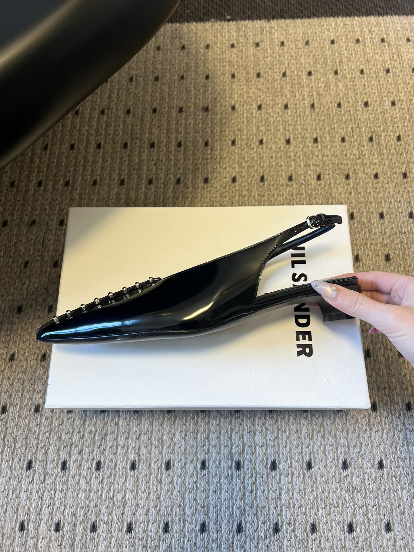 Jil sande* 26AW新品尖头钉珠凉鞋极简冷感风，锋芒暗藏，极简成诗。JIL SANDER铆钉后