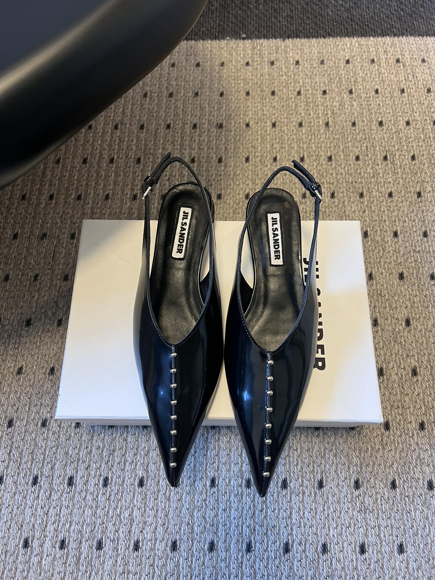 NO:723893,Jil sande* 26AW new pointed toe beaded sandals. Minimalist cold style, hidden edge, minimalism becomes poetry. JIL SANDER rivet back shoes use pointed toes and metal details to deconstruct the boundary between the workplace and the dinner party. Black and white two-color, neat appearance. The back design unlocks breathability and relaxation, and the rivet embellishment hides the edge. Every step is the effortless aura of a heroine. Pointed shoes are the gods!  This pair directly lengthens the legs to the waist, the back design is not tight on the feet, the rivet details are super eye-catching, black and white dishes, suitable for commuting and dating!  The heroine's destiny is high heels. The shoes are huge and slimming. The rivets neutralize the sharpness of the pointed toes. They are so stable that they can fly up when walking. Workers can wear them to feel confident when working overtime!  Imported cowhide for the upper, imported sheepskin for the lining, Italian genuine leather outsole, size 35-41 (40.41 customized, non-refundable), high heels and sandals, jil sander, sandals, high heels, cowhide, sheepskin, Leather soles19860909Jil sande* 26AW新品尖头钉珠凉鞋 极简冷感风,锋芒暗藏,极简成诗.JIL SANDER铆钉后空鞋,用尖头与金属细节,解构职场与晚宴的边界.黑白双色,利落登场.后空设计解锁透气松弛,铆钉点缀暗藏锋芒,每一步都是毫不费力的大女主气场. 尖头鞋封神！这双直接把腿拉长到腰,后空设计不闷脚,铆钉细节超吸睛,黑白天菜,通勤约会全拿捏！大女主本命高跟鞋,鞋型巨显瘦,铆钉中和了尖头的凌厉,走路稳到飞起,打工人穿它加班都有底气！ 鞋面进口牛皮 内里进口羊皮 大底意大利真皮大底 码数35-41（40.41定制不退换）,高跟鞋凉鞋,jil sander,sandals,high heels,cowhide,sheepskin,Leather soles,Women's Shoes