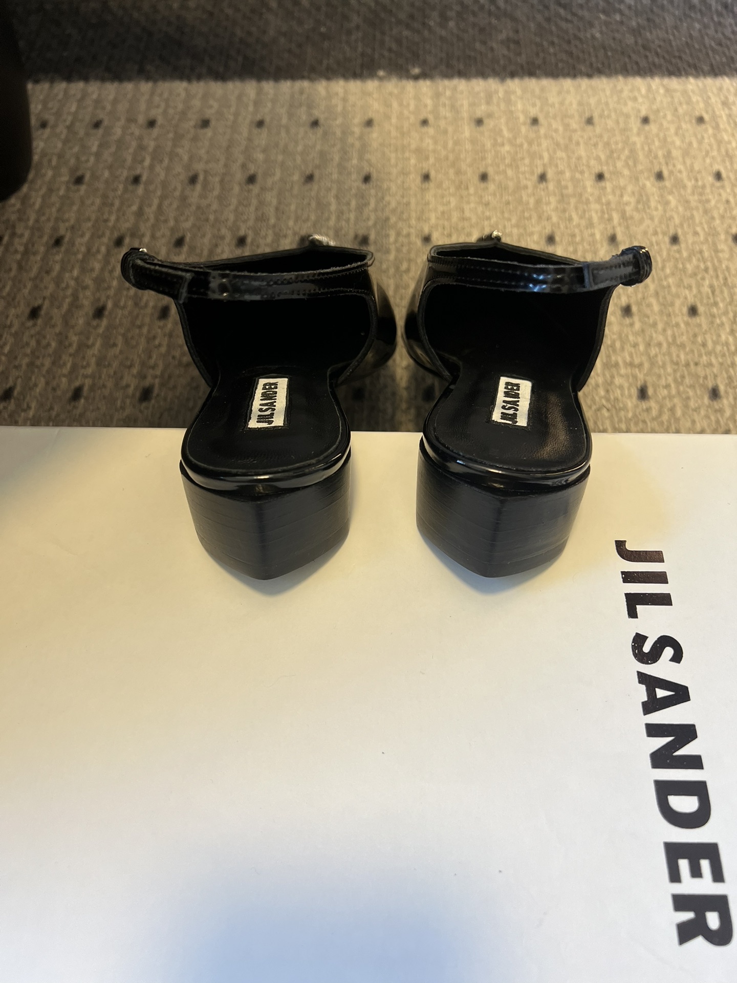 Jil sande* 26AW新品尖头钉珠凉鞋极简冷感风，锋芒暗藏，极简成诗。JIL SANDER铆钉后