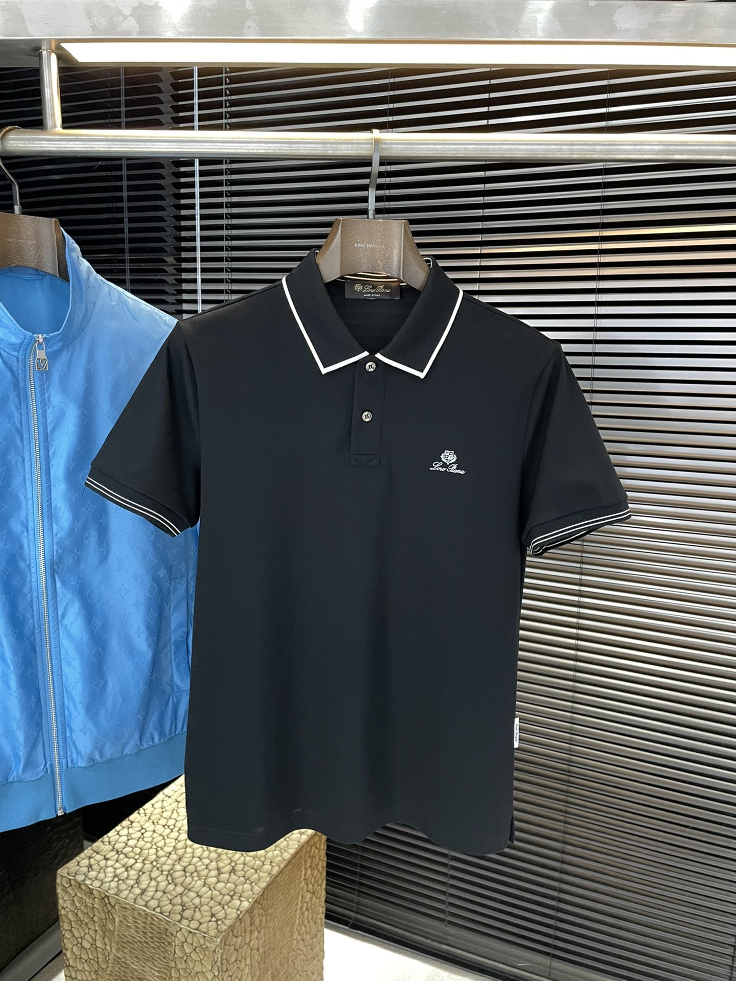 NO:733001,P Loro Piana is the latest Polo short-sleeved model for the spring and summer of 2026. This Polo shirt is made of high-end cotton pique fabric. It is a timeless design item suitable for various seasons. Classic style, the whole piece is decorated with classic Logo embroidery logo, business casual, high-end for outer wear and inner wear, highly recommended!  Size M-3XL,,loro piana,T-shirt,19860909P  Loro Piana（诺悠翩雅） 2026年春夏最新款Polo短袖,这款Polo衫采用高端棉质珠地面料制成,是适合各种季节的隽永设计单品.经典款式,整件饰有经典Logo刺绣标识,商务休闲,外穿内搭都高档次,强烈推荐！码数M-3XL,,loro piana,T-shirt,,Men's clothing