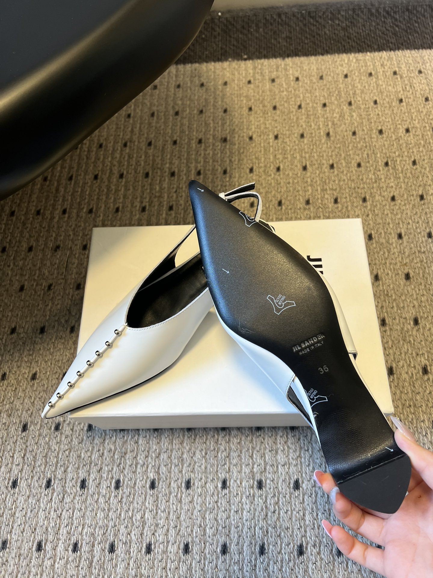 Jil sande* 26AW新品尖头钉珠凉鞋极简冷感风，锋芒暗藏，极简成诗。JIL SANDER铆钉后