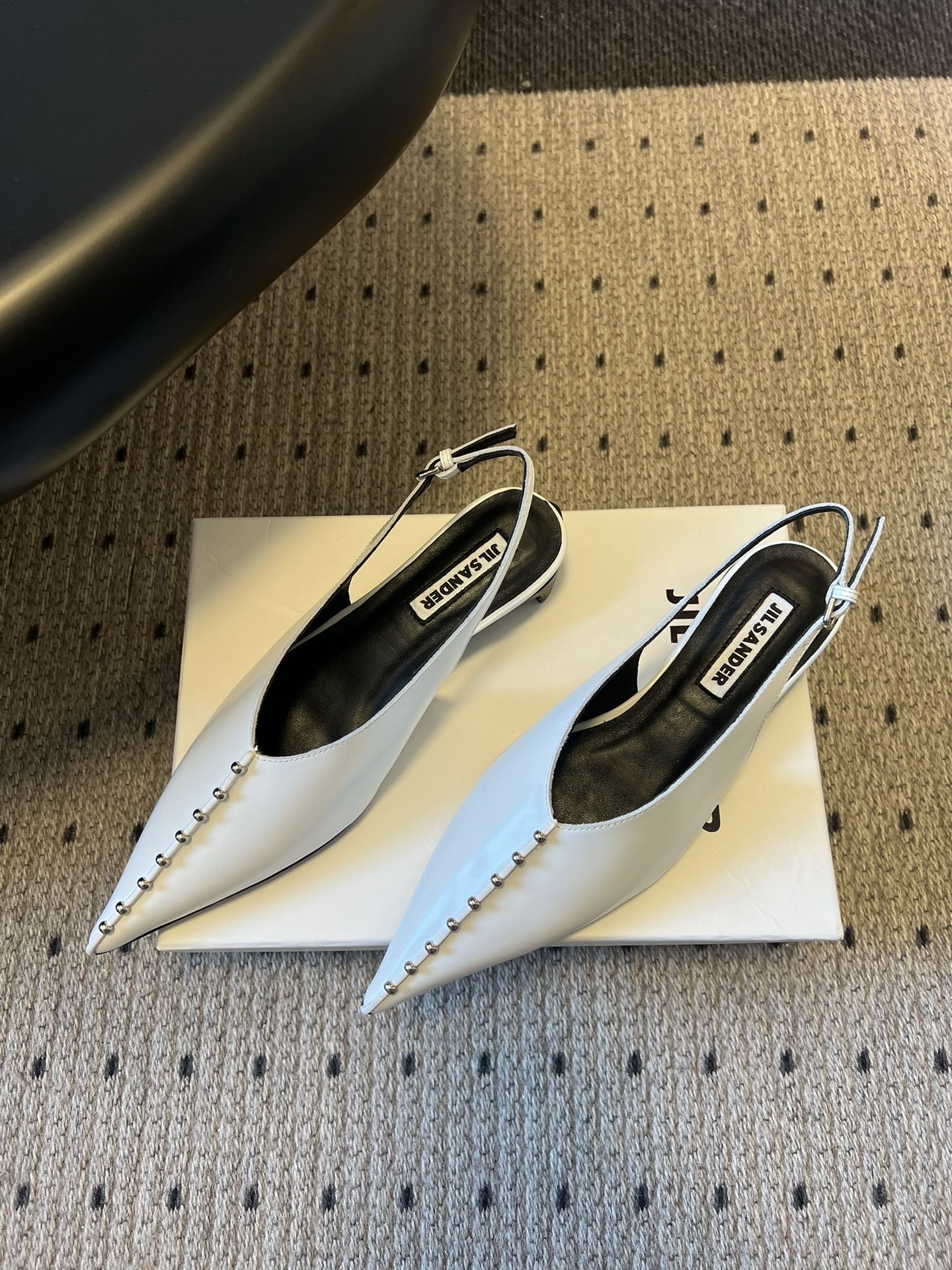 Jil sande* 26AW新品尖头钉珠凉鞋极简冷感风，锋芒暗藏，极简成诗。JIL SANDER铆钉后