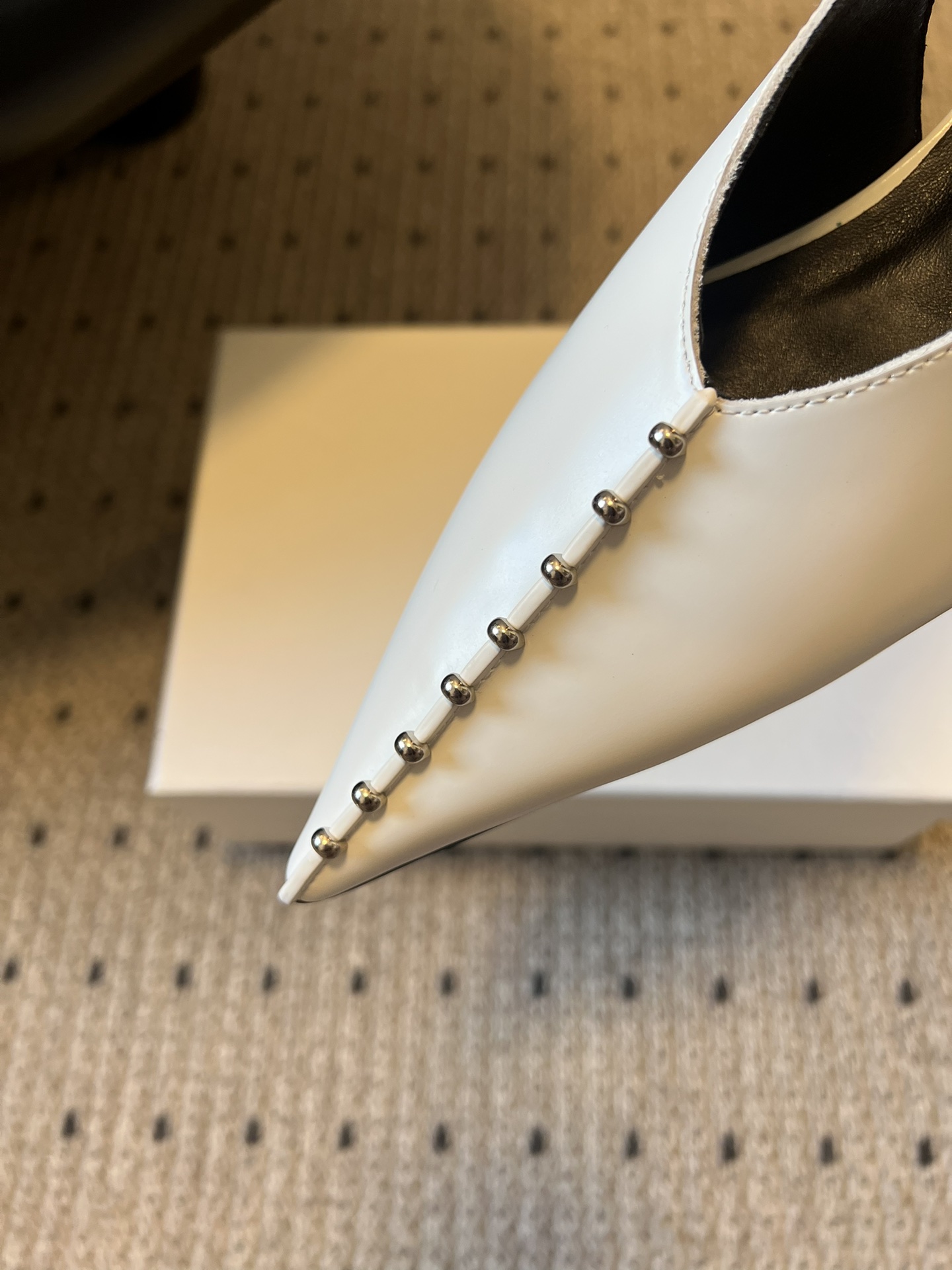 Jil sande* 26AW新品尖头钉珠凉鞋极简冷感风，锋芒暗藏，极简成诗。JIL SANDER铆钉后