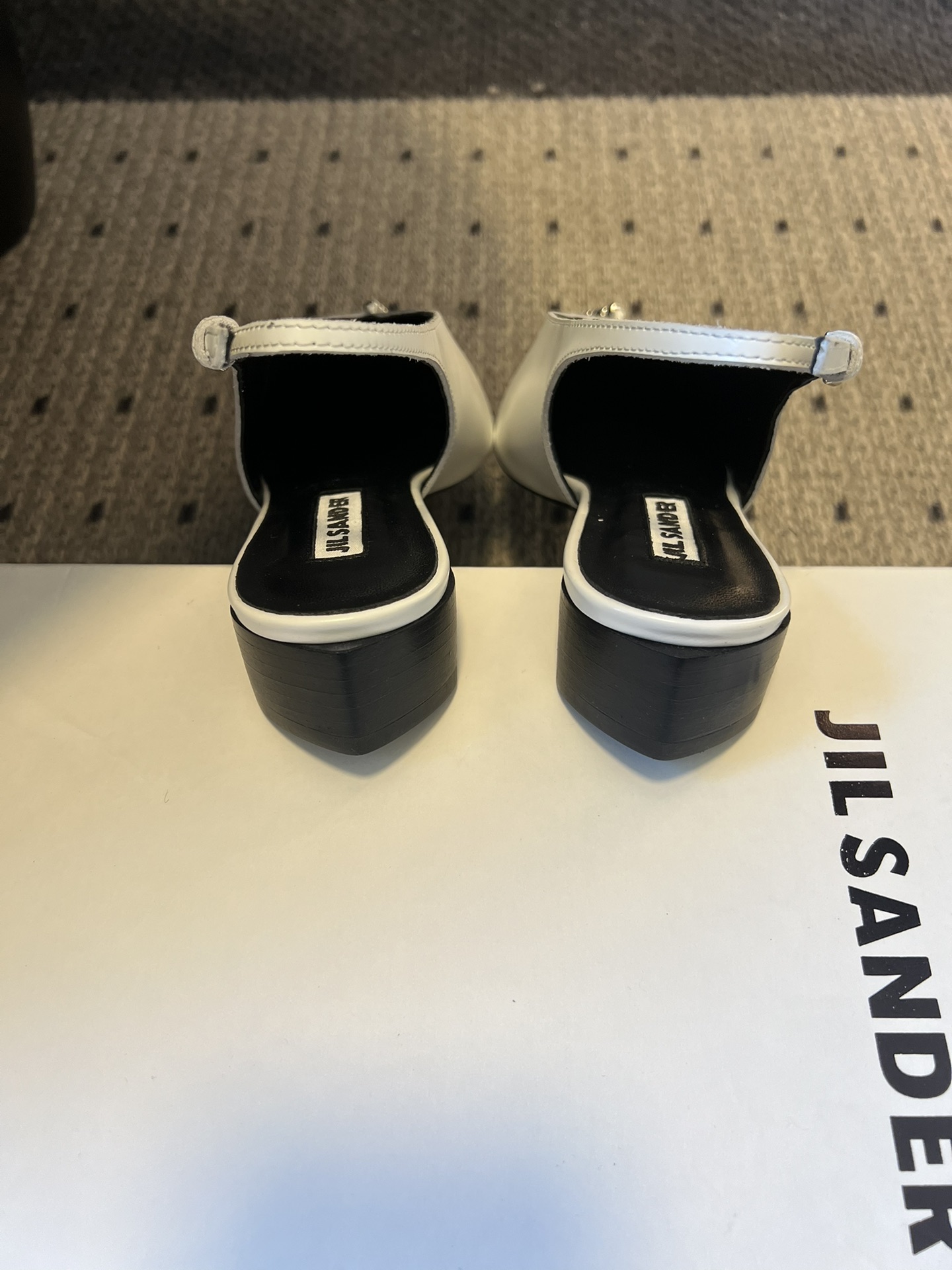 Jil sande* 26AW新品尖头钉珠凉鞋极简冷感风，锋芒暗藏，极简成诗。JIL SANDER铆钉后