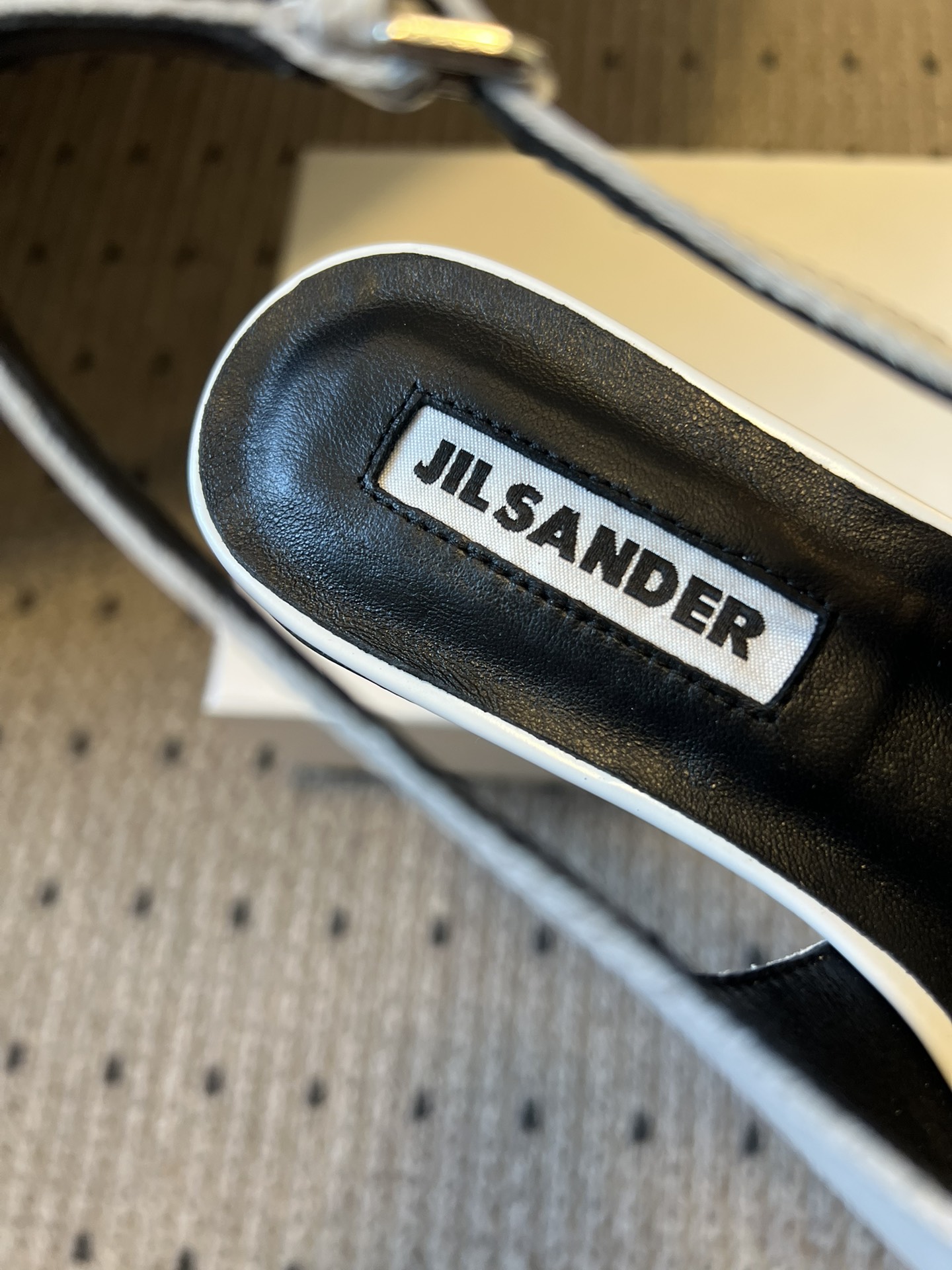 Jil sande* 26AW新品尖头钉珠凉鞋极简冷感风，锋芒暗藏，极简成诗。JIL SANDER铆钉后