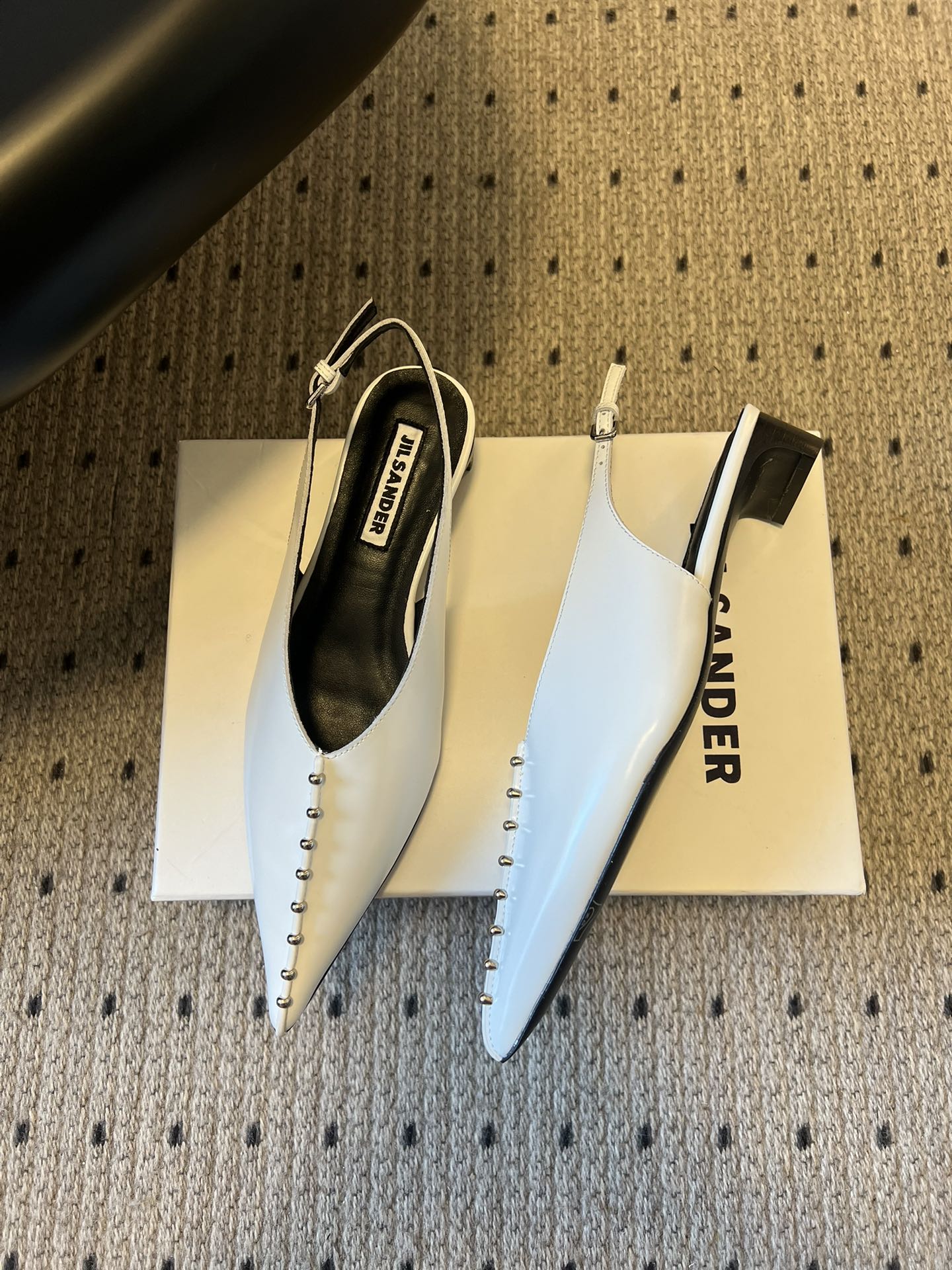 Jil sande* 26AW新品尖头钉珠凉鞋极简冷感风，锋芒暗藏，极简成诗。JIL SANDER铆钉后