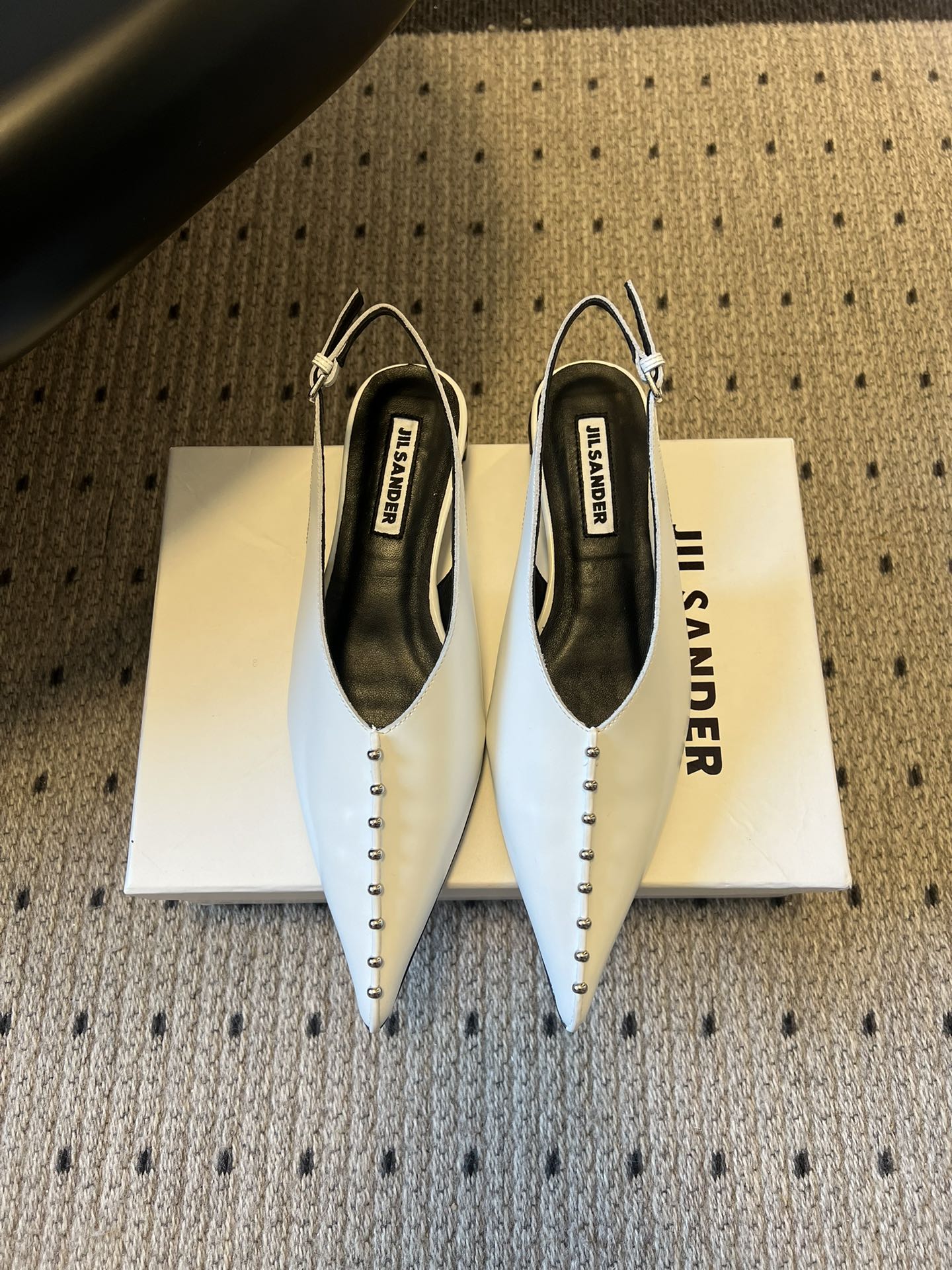 NO:723896,Jil sande* 26AW new pointed toe beaded sandals. Minimalist cold style, hidden edge, minimalism becomes poetry. JIL SANDER rivet back shoes use pointed toes and metal details to deconstruct the boundary between the workplace and the dinner party. Black and white two-color, neat appearance. The back design unlocks breathability and relaxation, and the rivet embellishment hides the edge. Every step is the effortless aura of a heroine. Pointed shoes are the gods!  This pair directly lengthens the legs to the waist, the back design is not tight on the feet, the rivet details are super eye-catching, black and white dishes, suitable for commuting and dating!  The heroine's destiny is high heels. The shoes are huge and slimming. The rivets neutralize the sharpness of the pointed toes. They are so stable that they can fly up when walking. Workers can wear them to feel confident when working overtime!  Imported cowhide for the upper, imported sheepskin for the lining, Italian genuine leather outsole, size 35-41 (40.41 customized, non-refundable), high heels and sandals, jil sander, sandals, high heels, cowhide, sheepskin, Leather soles19860909Jil sande* 26AW新品尖头钉珠凉鞋 极简冷感风,锋芒暗藏,极简成诗.JIL SANDER铆钉后空鞋,用尖头与金属细节,解构职场与晚宴的边界.黑白双色,利落登场.后空设计解锁透气松弛,铆钉点缀暗藏锋芒,每一步都是毫不费力的大女主气场. 尖头鞋封神！这双直接把腿拉长到腰,后空设计不闷脚,铆钉细节超吸睛,黑白天菜,通勤约会全拿捏！大女主本命高跟鞋,鞋型巨显瘦,铆钉中和了尖头的凌厉,走路稳到飞起,打工人穿它加班都有底气！ 鞋面进口牛皮 内里进口羊皮 大底意大利真皮大底 码数35-41（40.41定制不退换）,高跟鞋凉鞋,jil sander,sandals,high heels,cowhide,sheepskin,Leather soles,Women's Shoes