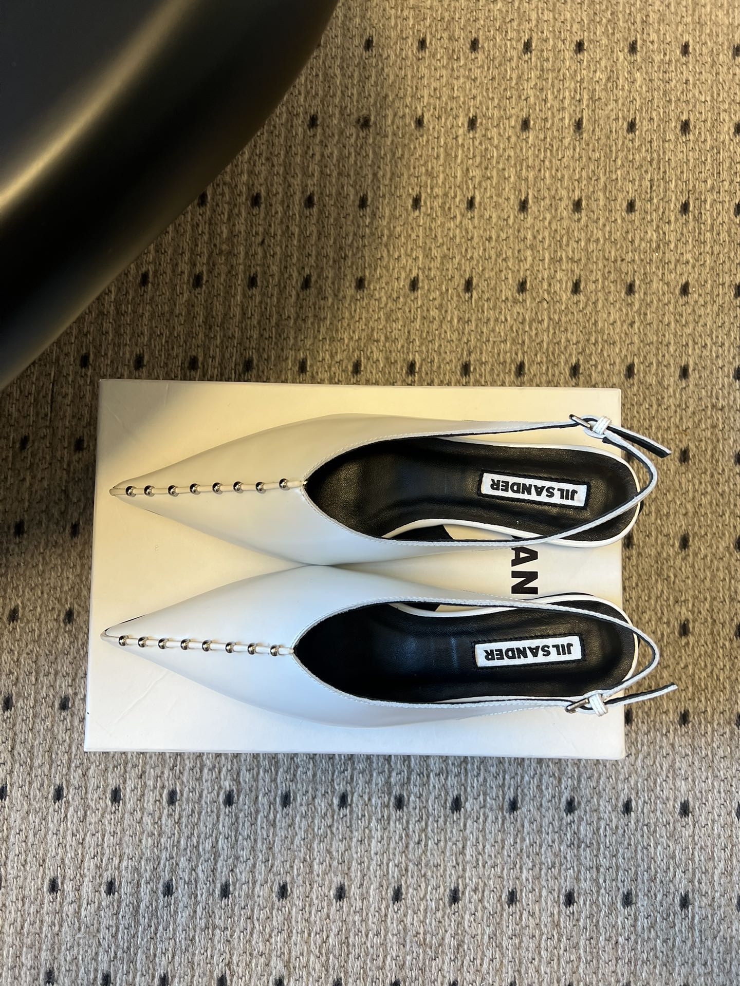 Jil sande* 26AW新品尖头钉珠凉鞋极简冷感风，锋芒暗藏，极简成诗。JIL SANDER铆钉后