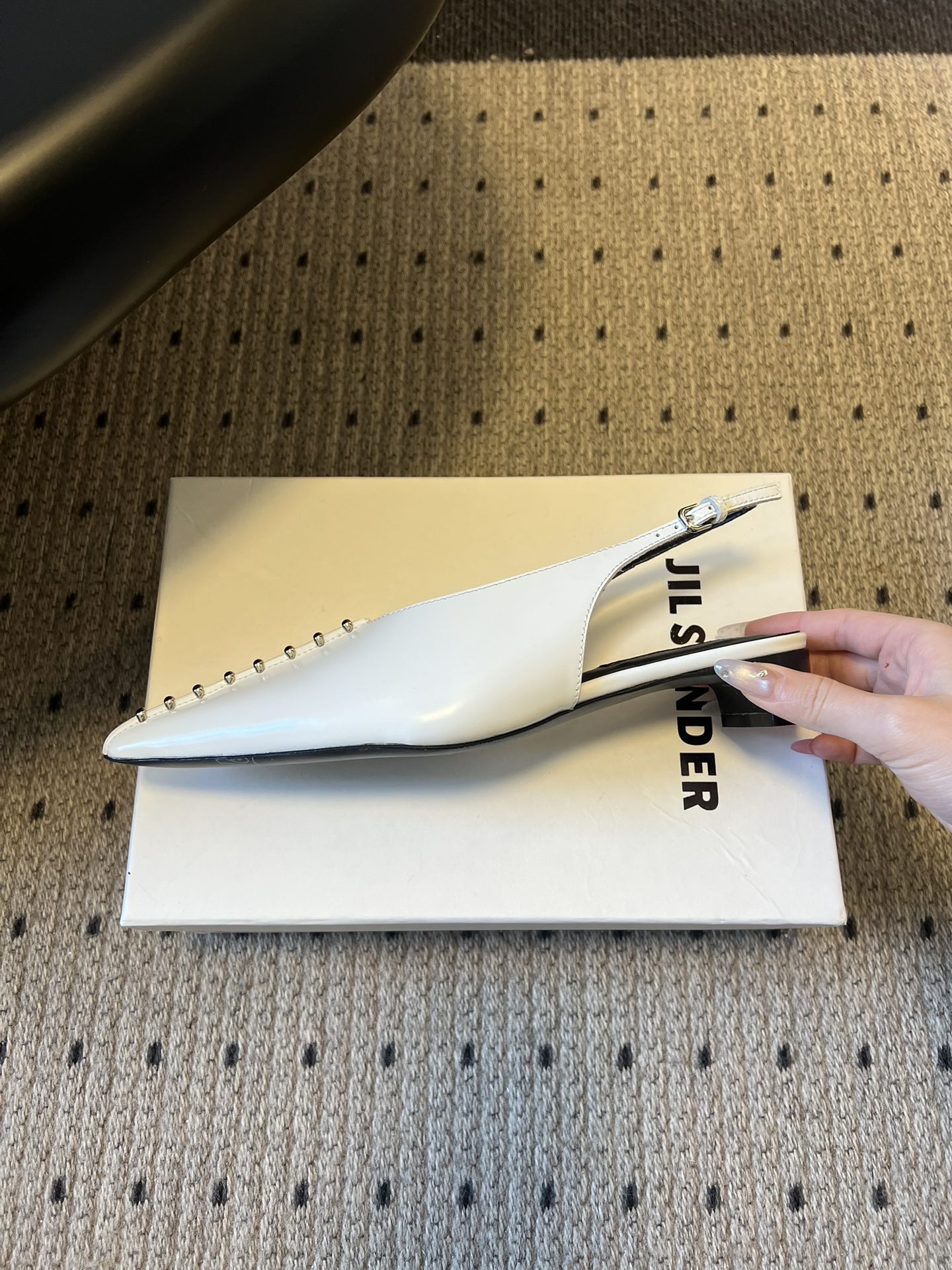 Jil sande* 26AW新品尖头钉珠凉鞋极简冷感风，锋芒暗藏，极简成诗。JIL SANDER铆钉后