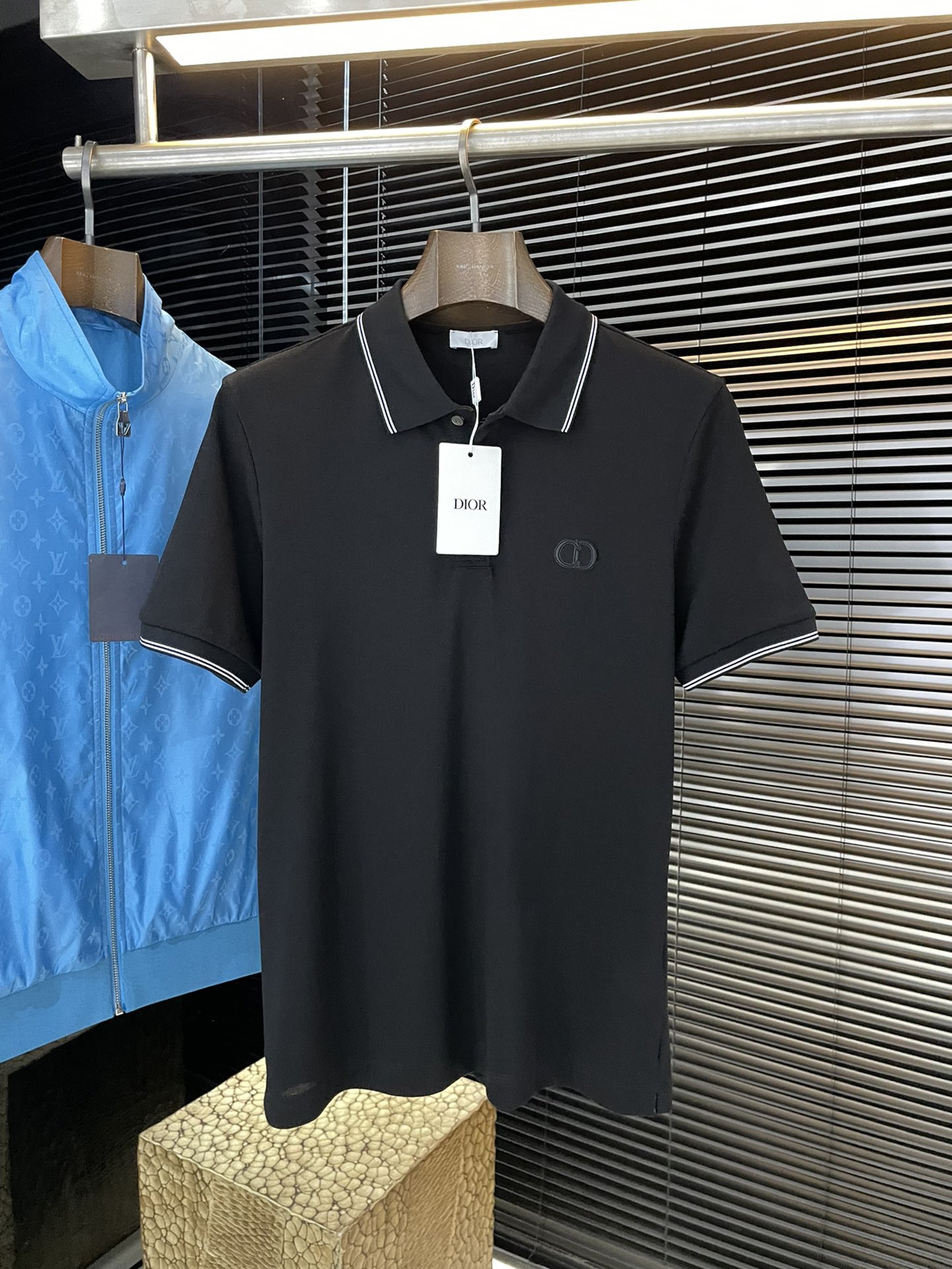 NO:733006,P Dio-(Dior) 2026 spring and summer latest Polo short-sleeved. This Polo shirt is made of high-end cotton pique fabric. It is a timeless design item suitable for all seasons. Classic style, decorated with classic logo embroidery on the chest, hardware engraved with English letters, original 1:1 development, complete with three labels, business casual, high-end for both outer wear and inner wear, highly recommended!  Size M-3XL next day shipping, dior, dior, T-shirt,19860909P  Dio-（迪奥） 2026年春夏最新款Polo短袖,这款Polo衫采用高端棉质珠地面料制成,是适合各种季节的隽永设计单品.经典款式,胸前饰有经典logo刺绣标识,五金刻有英文字母,原版1:1开发,三标齐全,商务休闲,外穿内搭都高档次,强烈推荐！码数M-3XL 隔天出货,,dior,dior,T-shirt,,Men's clothing