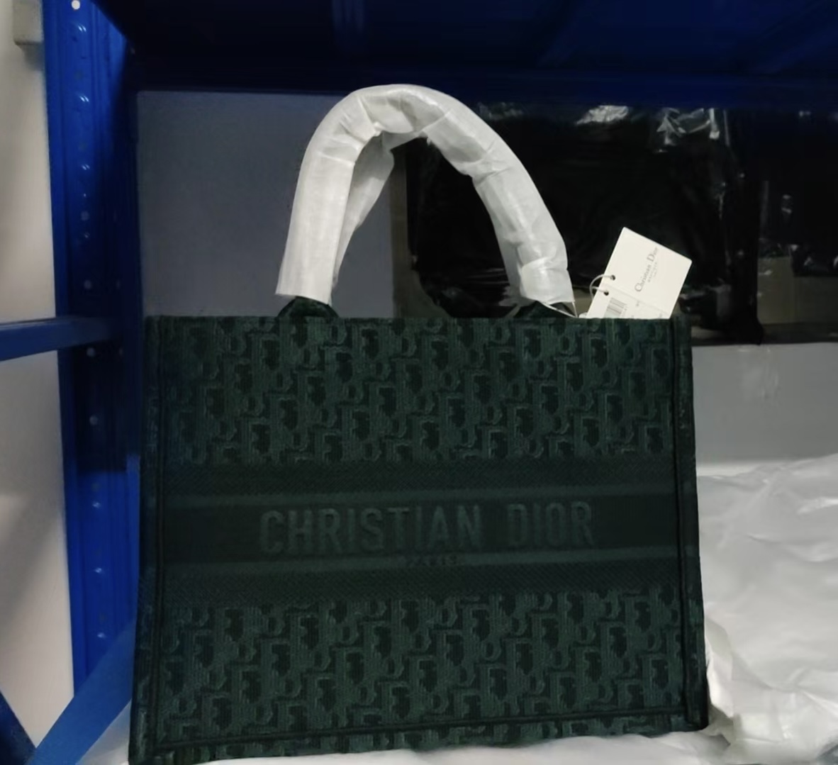 NO:720004,Event clearance, medium size, original order quality, no returns or exchanges [letter green D medium size] Dior book tote shopping bag This Book Tote handbag is inspired by women's creative director Maria Grazia Chiuri and is a flagship product that embodies Dior's aesthetic. It can store a variety of daily necessities, and has a new interpretation of the Bayadere pattern mixed effect D-Stripes pattern embroidery, which is more fashionable. The front is decorated with 'Christian  Dior” logo, which fully reflects Dior’s exquisite craftsmanship. Style number 1286, size 36×28 cm, special price, dior19860909活动大清仓,中号 原单品质,不支持退换【字母绿D 中号】 Dior book tote 购物袋 这款Book Tote手袋灵感来自女装创意总监玛丽亚·嘉茜娅·蔻丽（Maria Grazia Chiuri）是体现Dior审美的主打产品.可收纳各种日常用品,全新演绎Bayadere图案混合效果D-Stripes图案刺绣,更具时尚风范.正面饰以“Christian Dior”标志,充分体现了Dior的精湛工艺. 款号1286 尺寸36×28 cm,特价,dior,Bag